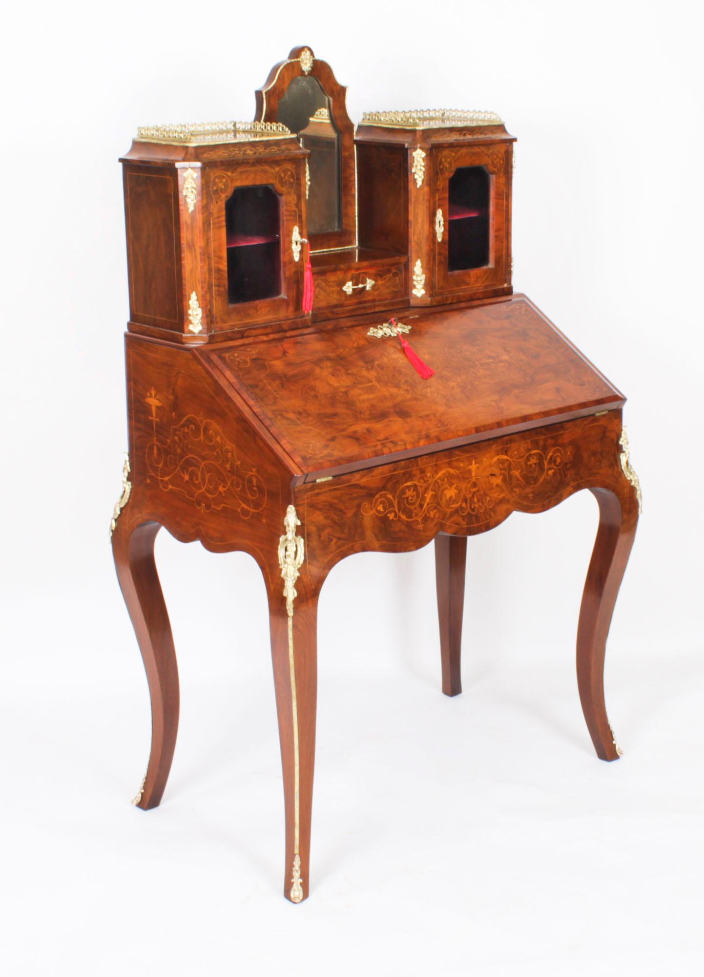 Bureau Bonheur de Jour victorien ancien et ornementation en bronze doré 19ème siècle en vente 14
