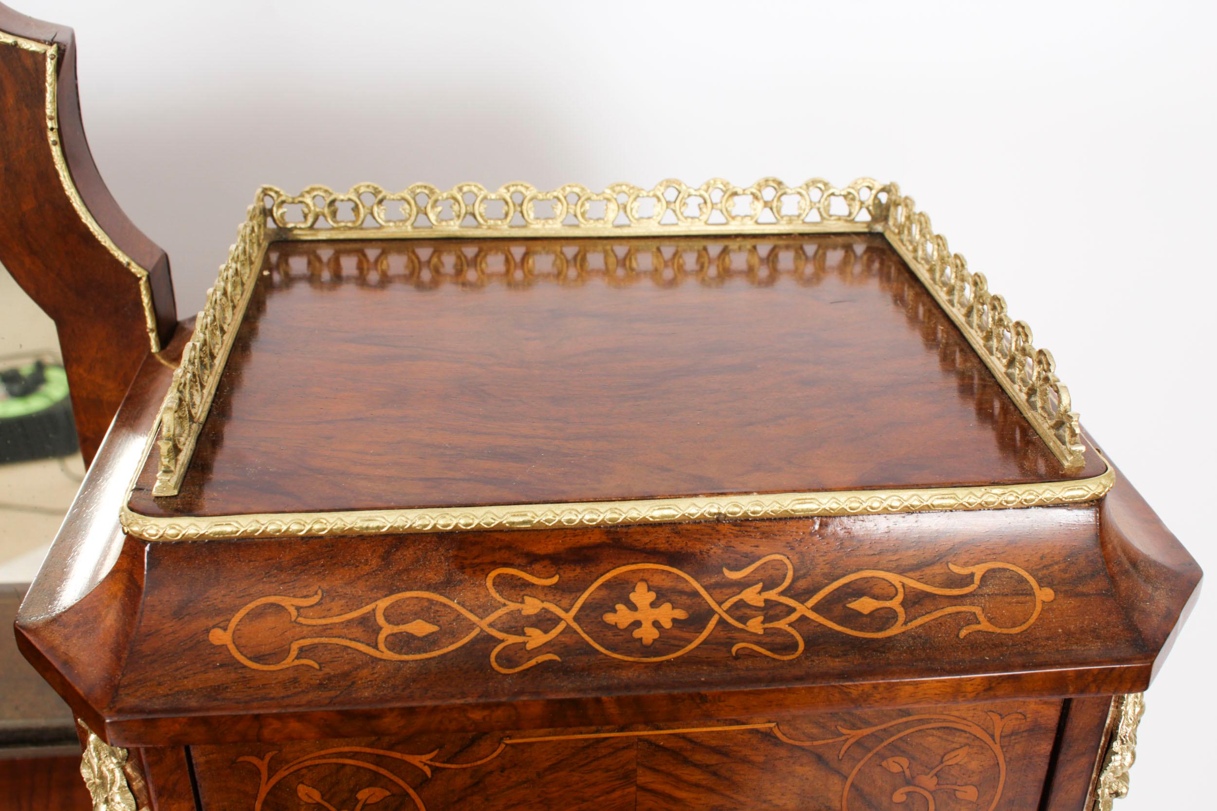 Noyer Bureau Bonheur de Jour victorien ancien et ornementation en bronze doré 19ème siècle en vente