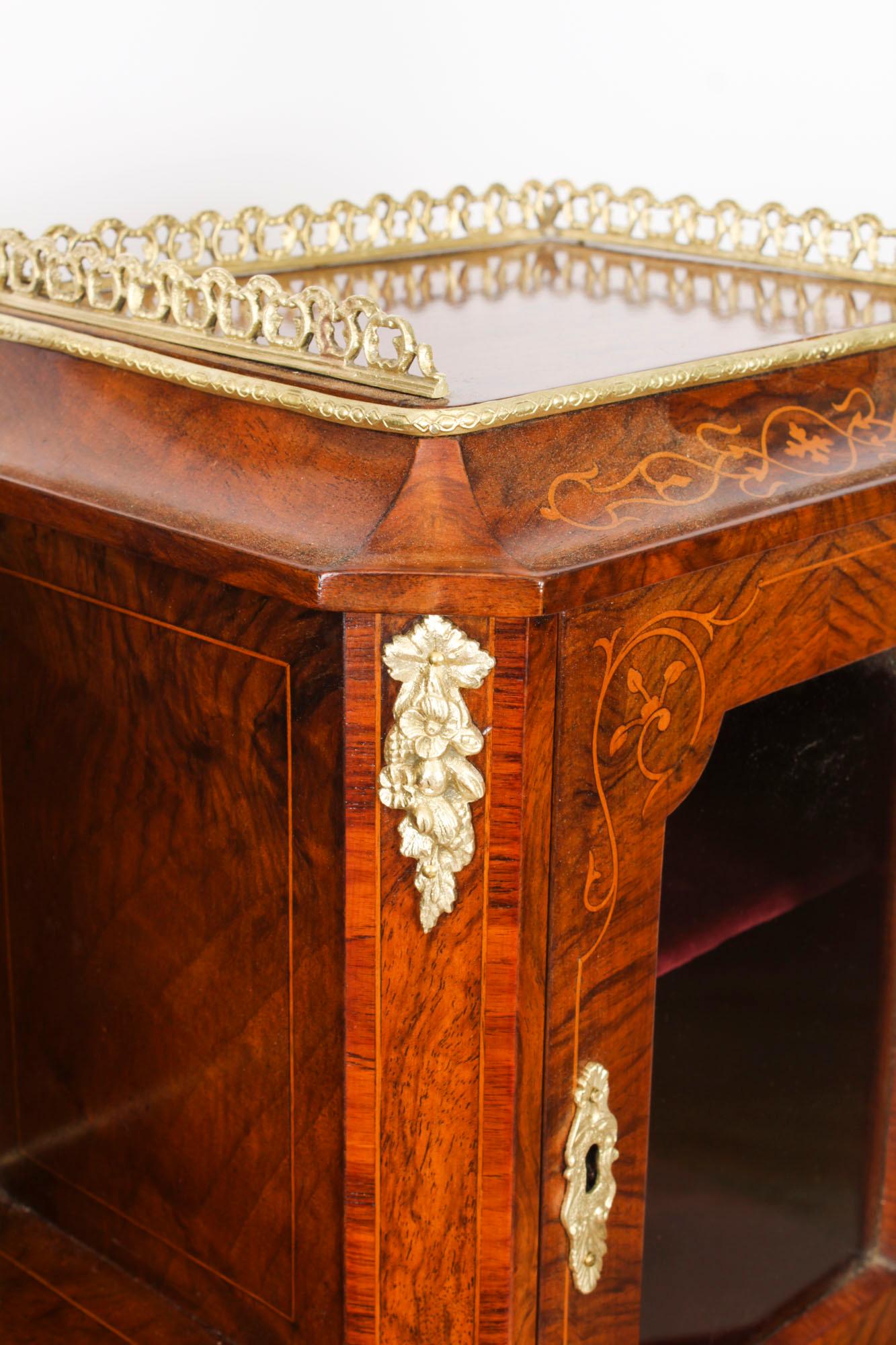 Bureau Bonheur de Jour victorien ancien et ornementation en bronze doré 19ème siècle en vente 3