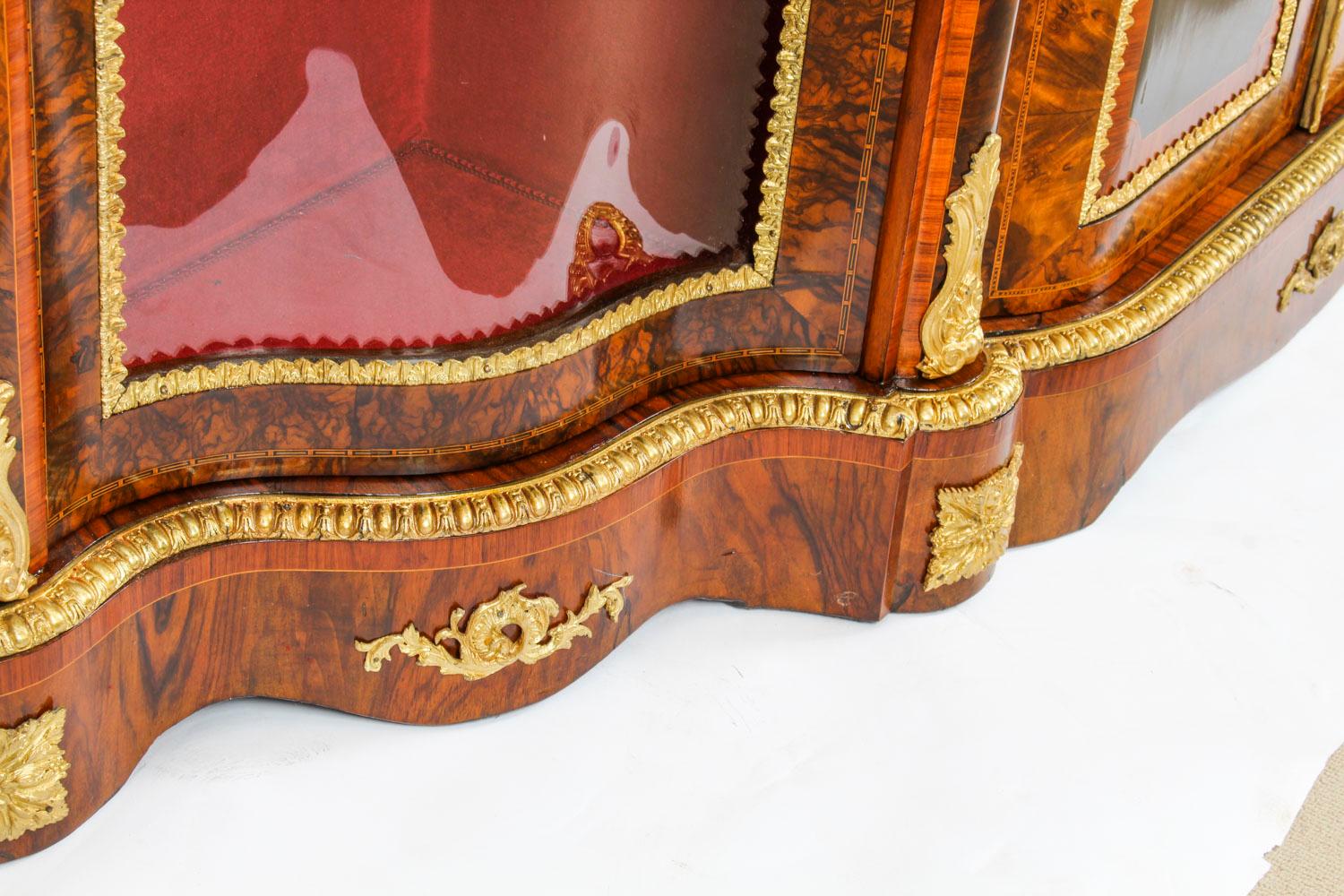 Ancienne crédence victorienne en ronce de noyer et marqueterie serpentine 19ème siècle en vente 10