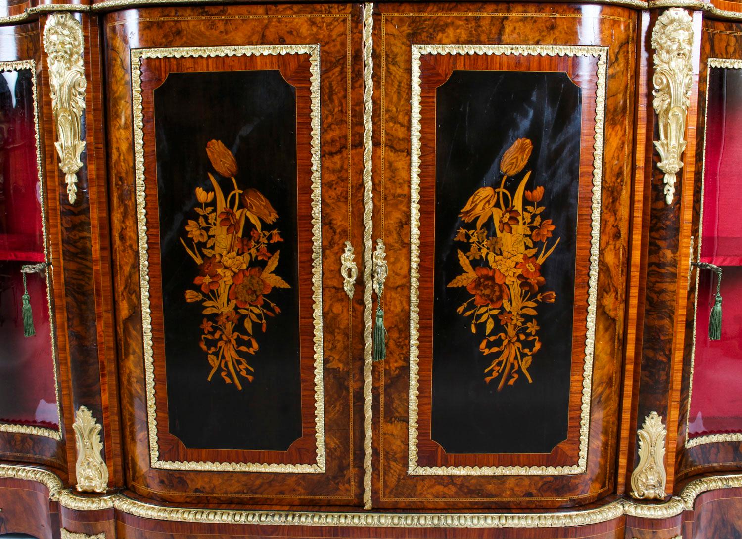 Marqueterie Ancienne crédence victorienne en ronce de noyer et marqueterie serpentine 19ème siècle en vente