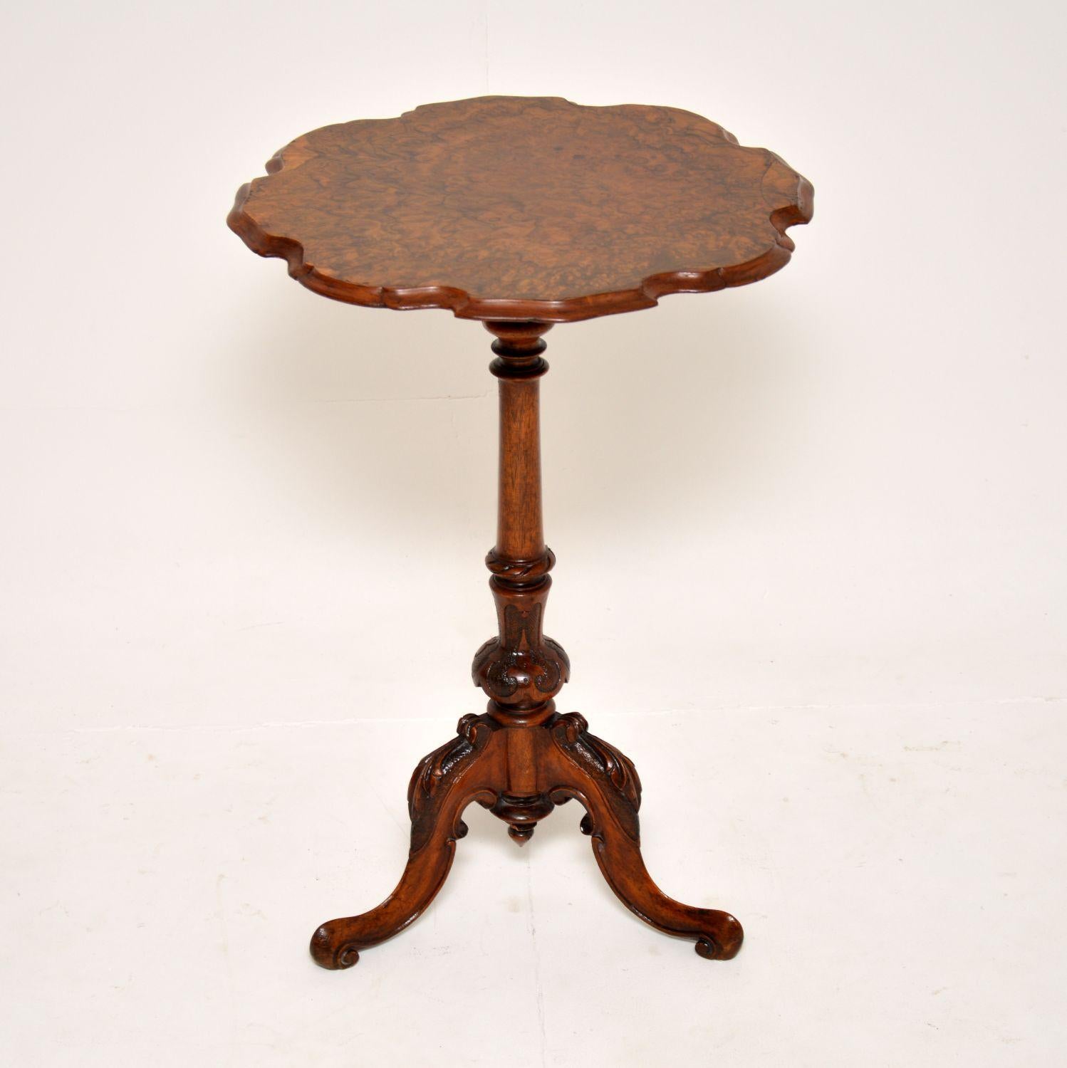 A fantastic antique Victorian walnut occasional side table of the highest order. This was made in England, it dates from around the 1860-1880 period.

It is of amazing quality, with a beautifully shaped top and stunning walnut grain patterns. This