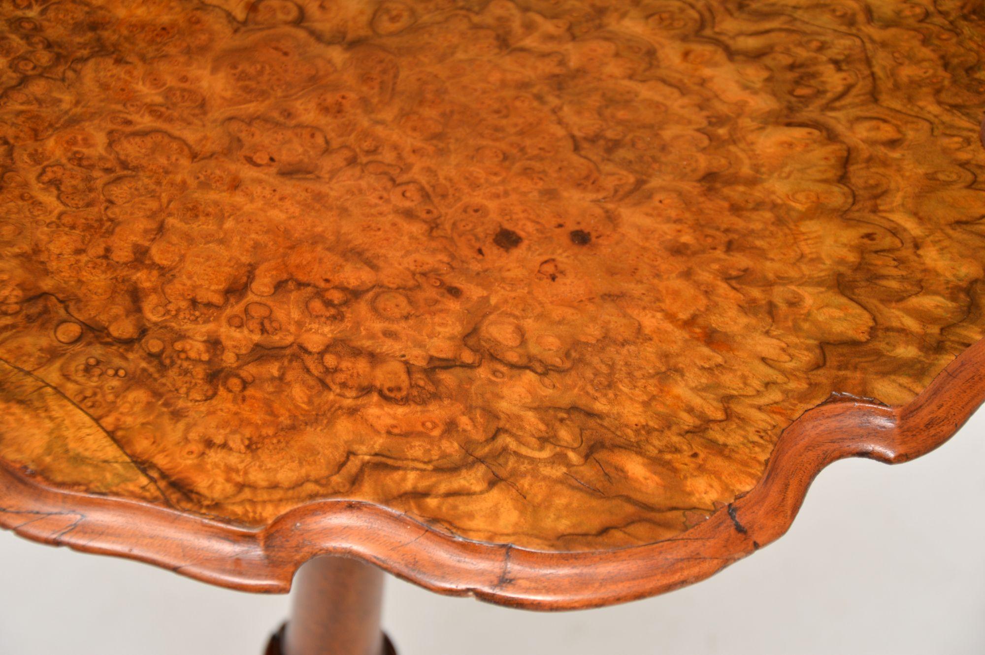 Milieu du XIXe siècle Table d'appoint victorienne ancienne en ronce de noyer en vente