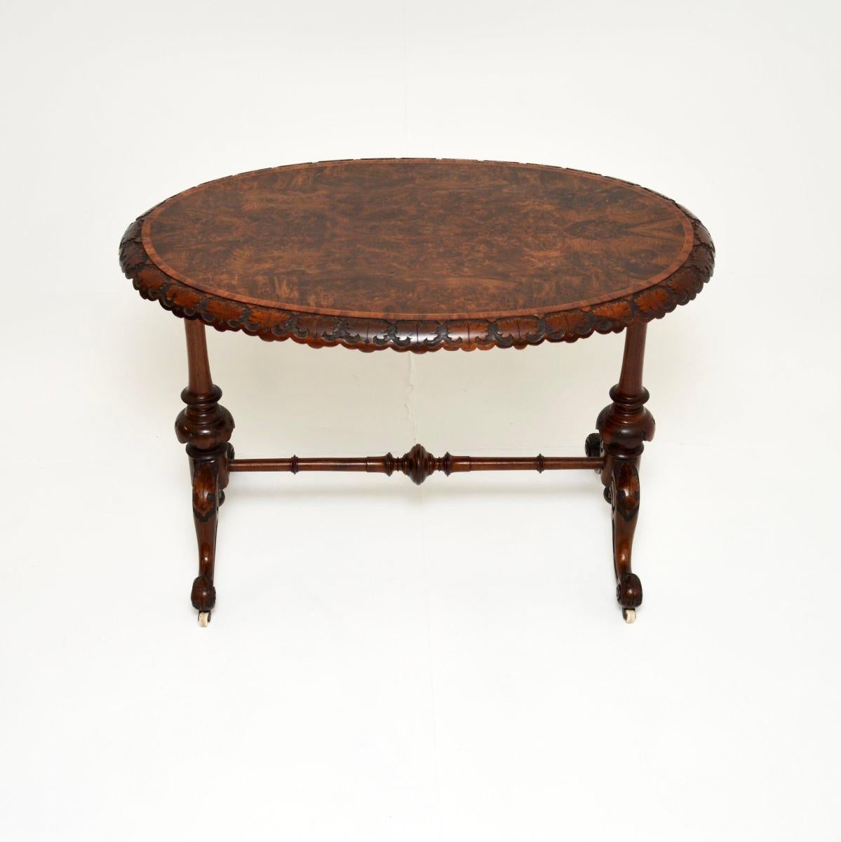 Une superbe table d'appoint victorienne en ronce de noyer, fabriquée en Angleterre et datant de la période 1860-1880.

Il est d'une très belle qualité et d'une belle taille. Le plateau ovale présente de magnifiques veinures de ronce de noyer, un