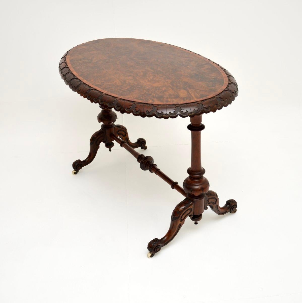 Apogée victorien Ancienne table d'appoint victorienne en ronce de noyer en vente
