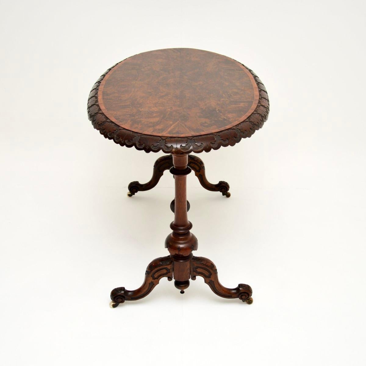 Britannique Ancienne table d'appoint victorienne en ronce de noyer en vente
