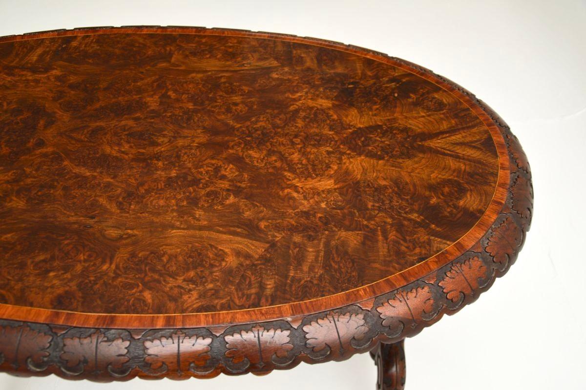 Milieu du XIXe siècle Ancienne table d'appoint victorienne en ronce de noyer en vente