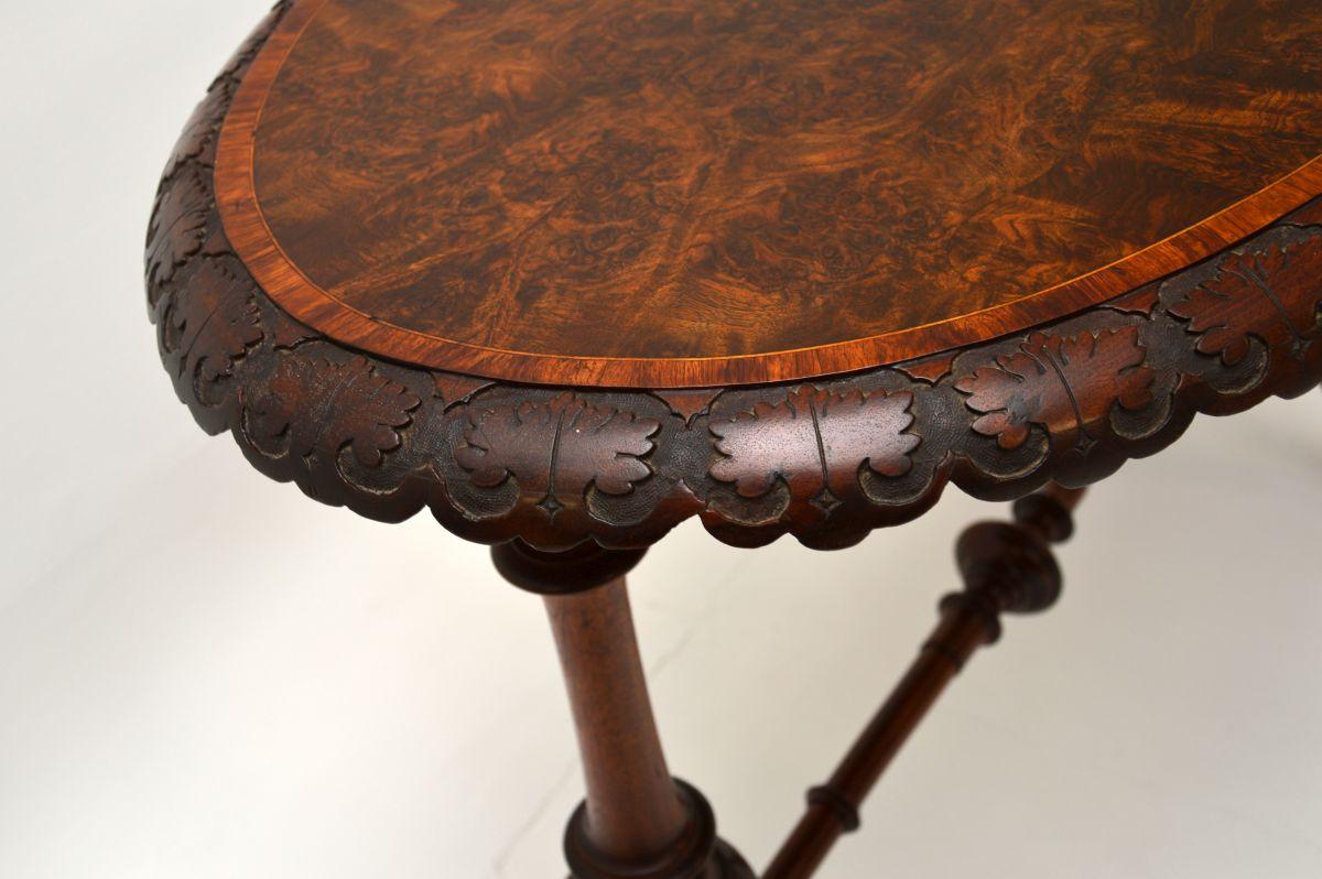 Noyer Ancienne table d'appoint victorienne en ronce de noyer en vente