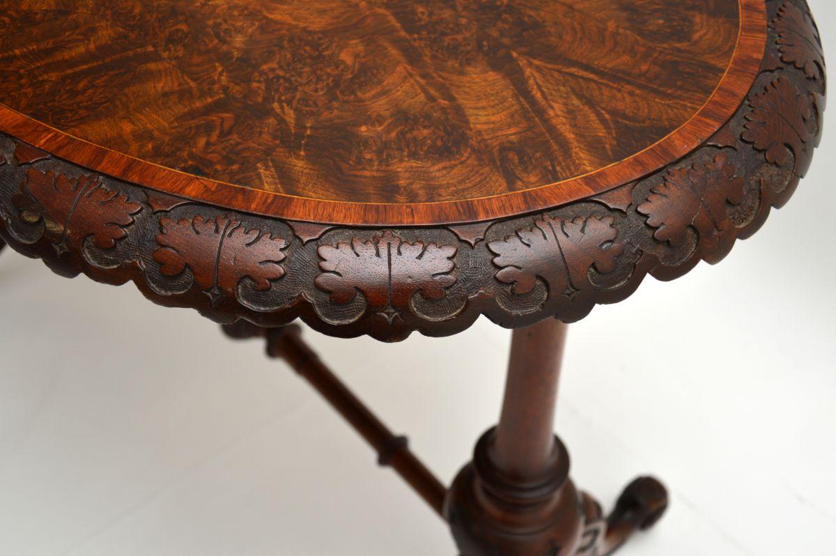 Ancienne table d'appoint victorienne en ronce de noyer en vente 1