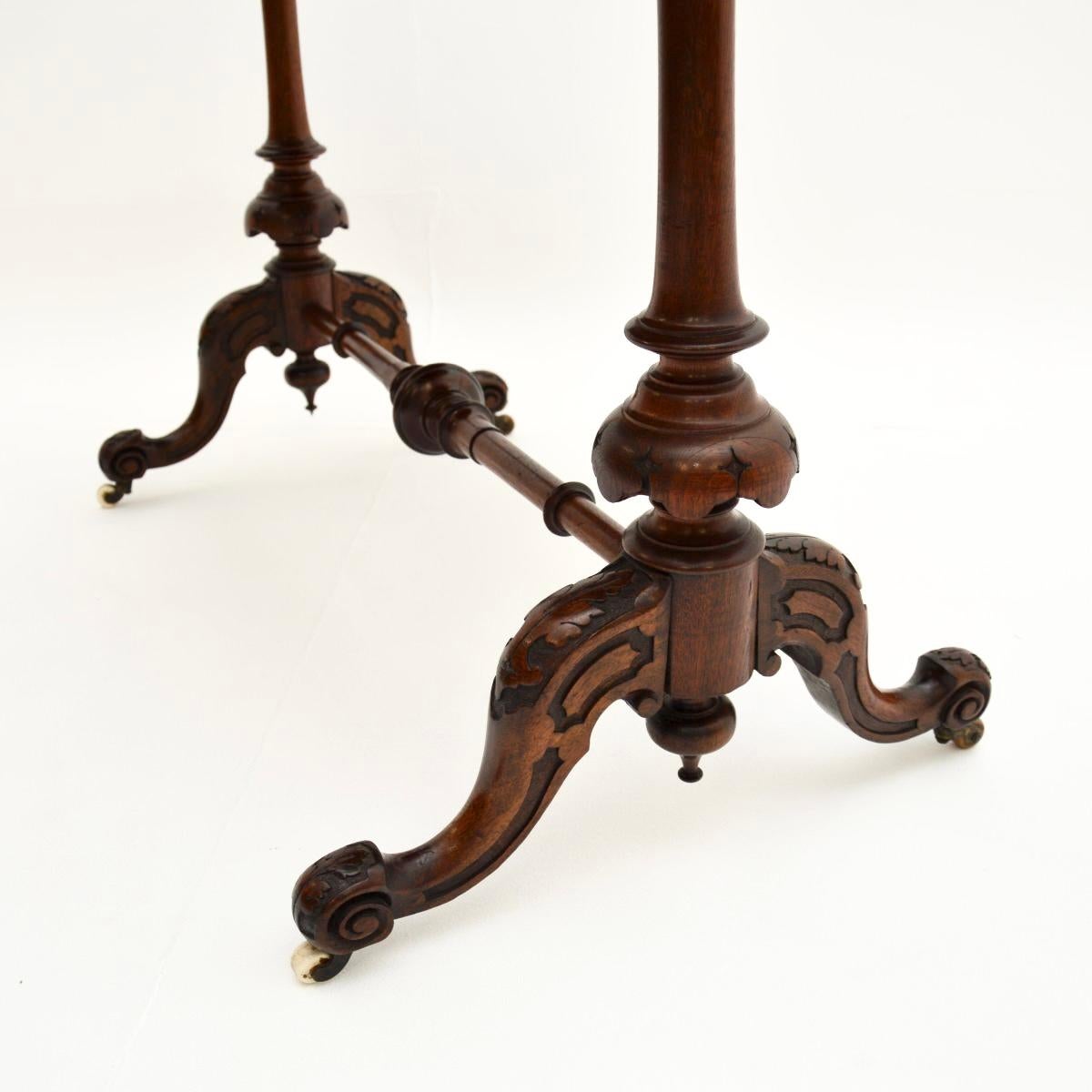 Ancienne table d'appoint victorienne en ronce de noyer en vente 2