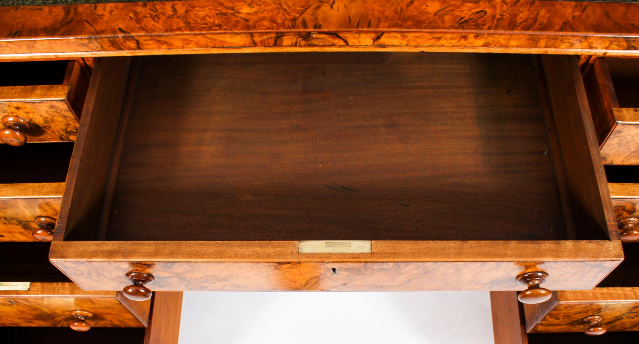 Anglais Ancien bureau victorien à colonnes en ronce de noyer 19e siècle en vente