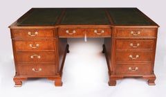 Antica scrivania vittoriana in radica di noce con piedistallo, circa 1900, 178x124cm