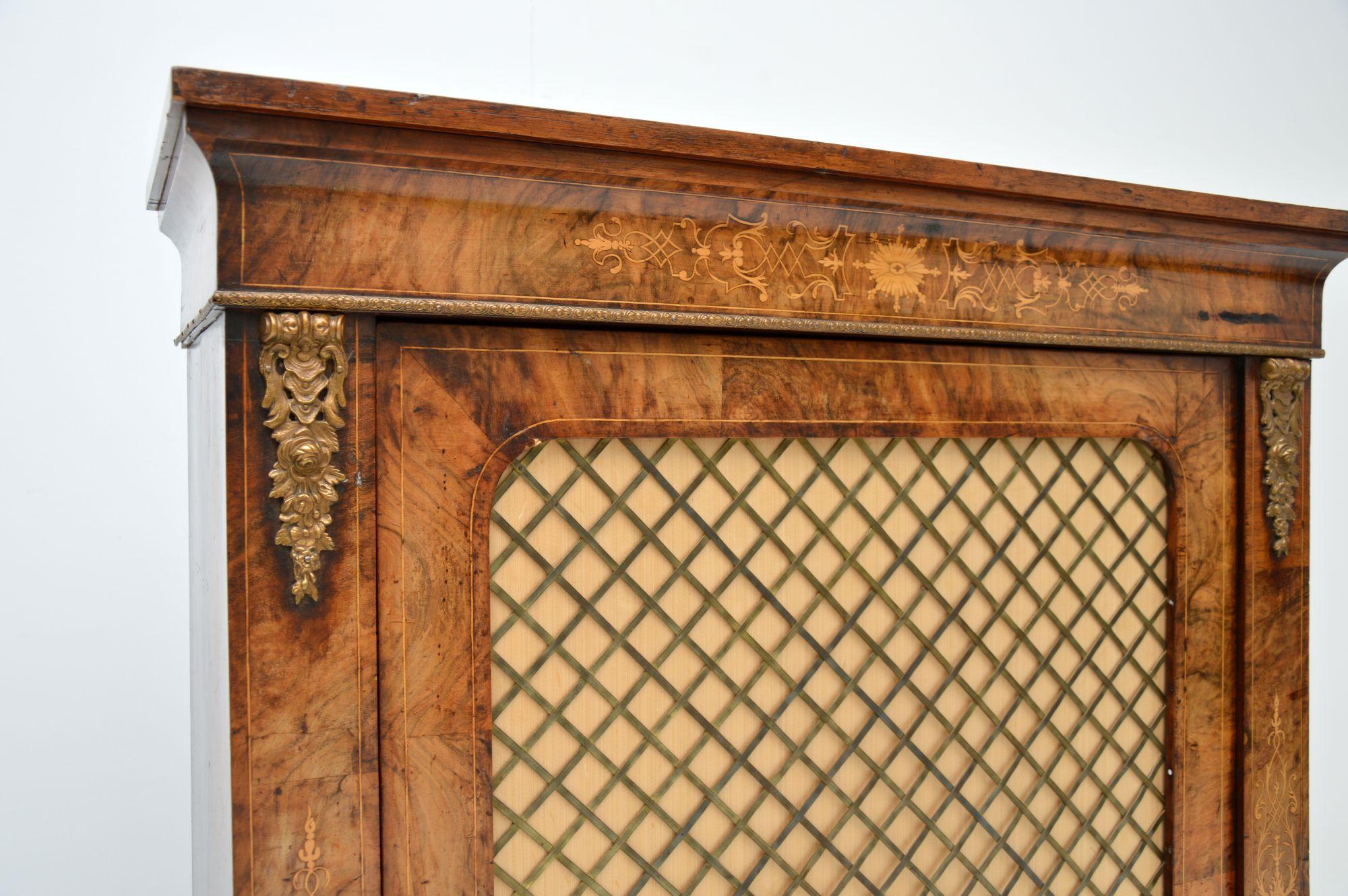 Antiker viktorianischer Pfeilerschrank aus Wurzelnussholz im Angebot 1