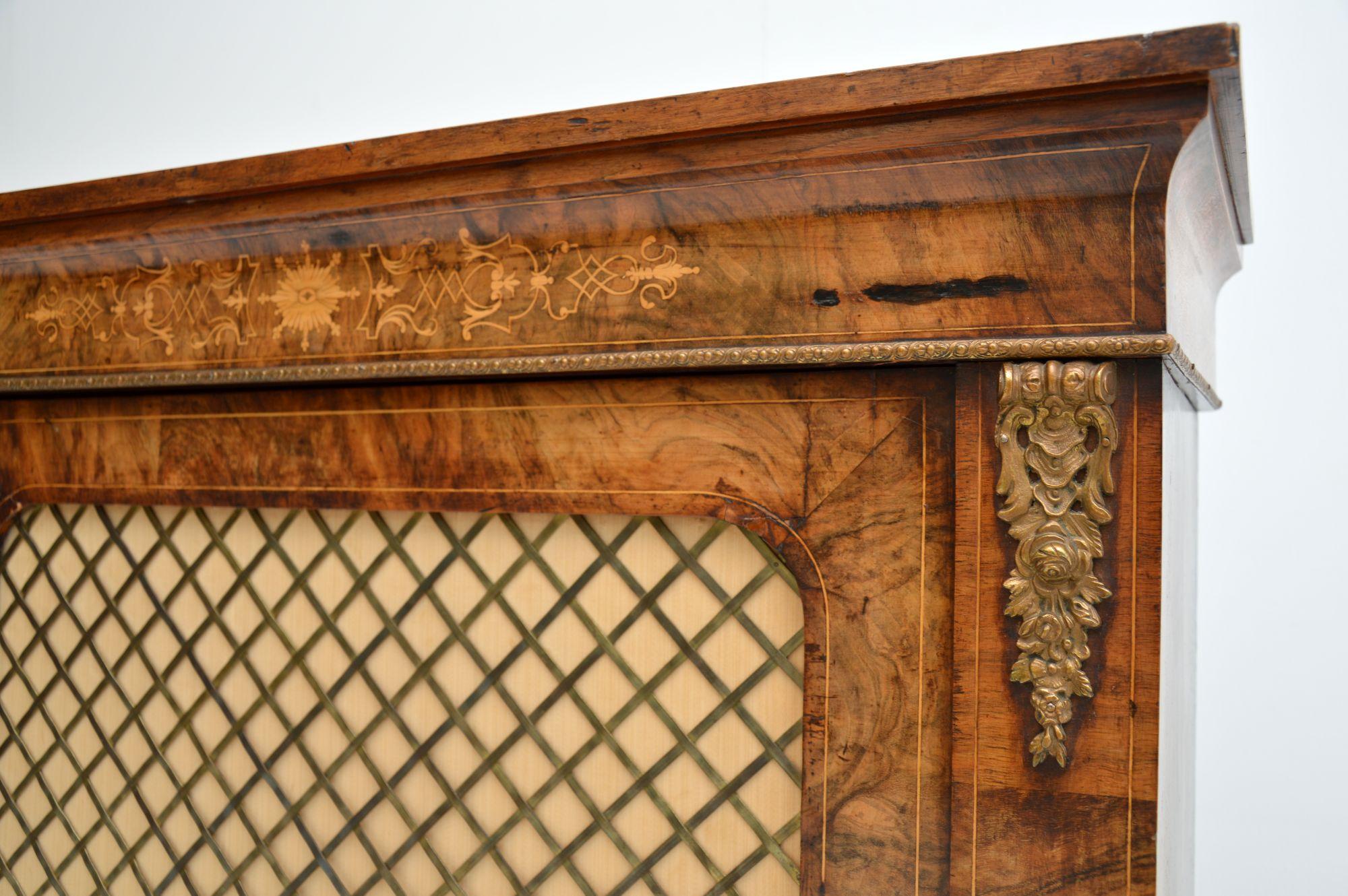 Antiker viktorianischer Pfeilerschrank aus Wurzelnussholz im Angebot 2