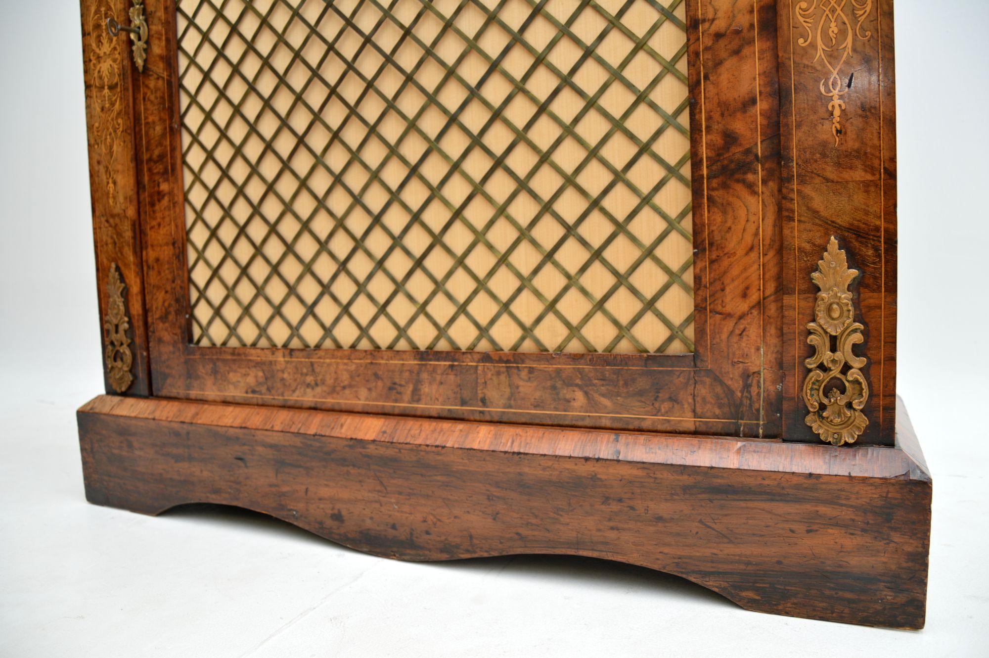 Antiker viktorianischer Pfeilerschrank aus Wurzelnussholz im Angebot 3