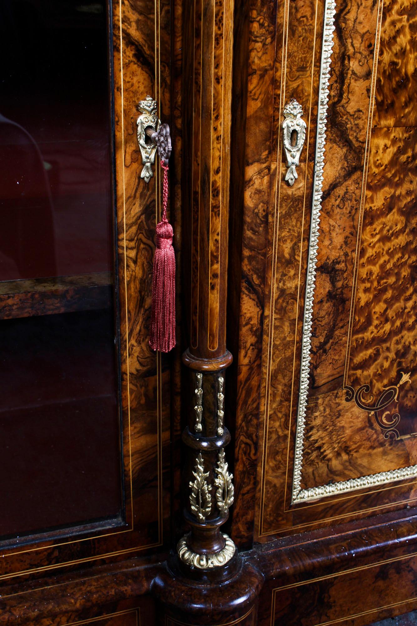 Viktorianischer Sevres-Anrichteschrank aus Wurzelnussholz mit Spiegelrücken, 19. Jahrhundert im Angebot 12
