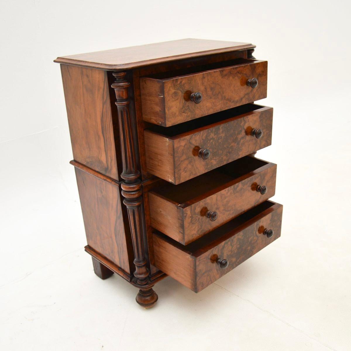 Una piccola e graziosa cassettiera antica in radica di noce vittoriana. Questo modello è stato realizzato in Inghilterra e lo datiamo intorno al periodo 1880-1900.

Di qualità superba, si tratta di un pezzo in miniatura progettato per essere