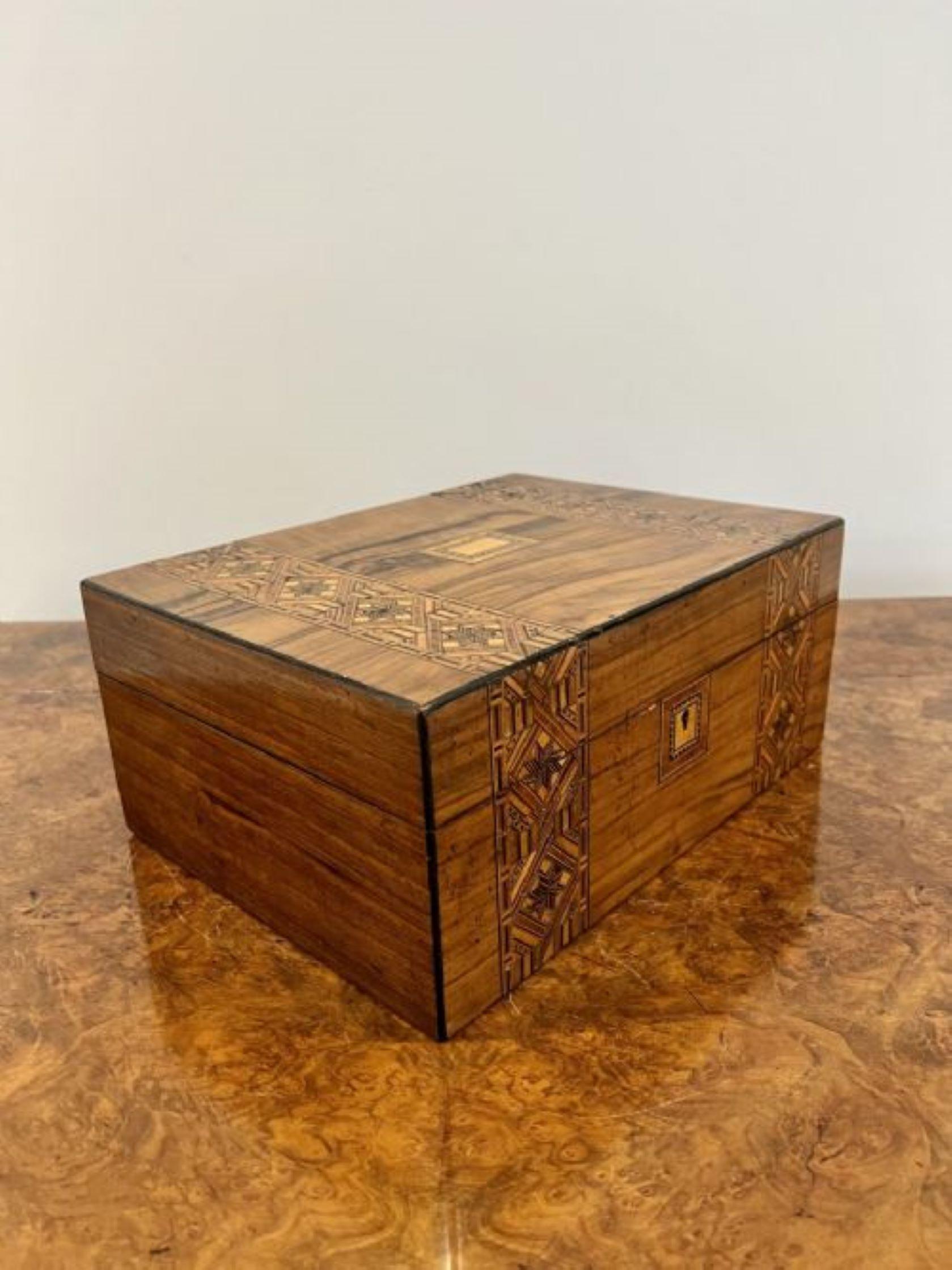 Antigua caja de trabajo victoriana de nogal con incrustaciones de Tunbridgeware, con una caja de calidad de nogal con incrustaciones de Tunbridgeware que se abre para revelar un interior ajustado en la tapa y un gran compartimento en la parte