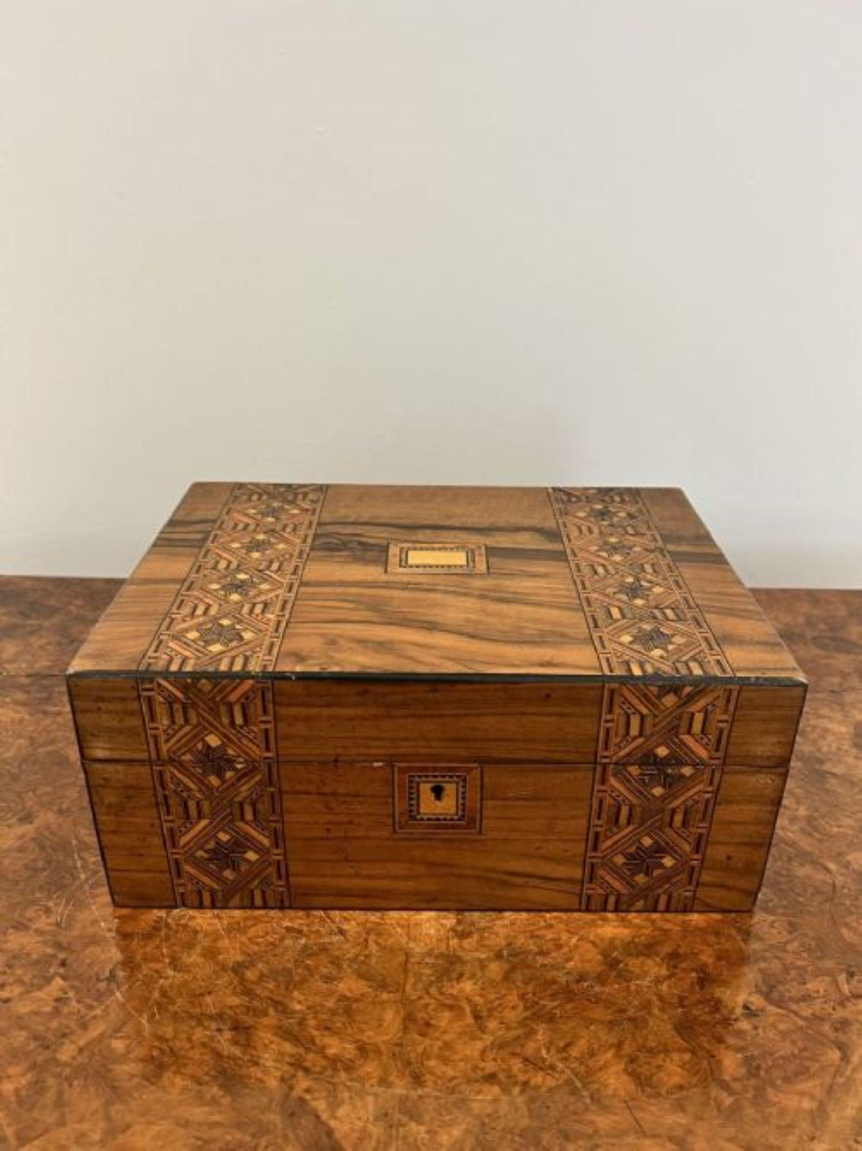 Antigua caja de trabajo victoriana de nogal con incrustaciones de Tunbridgeware Victoriano en venta