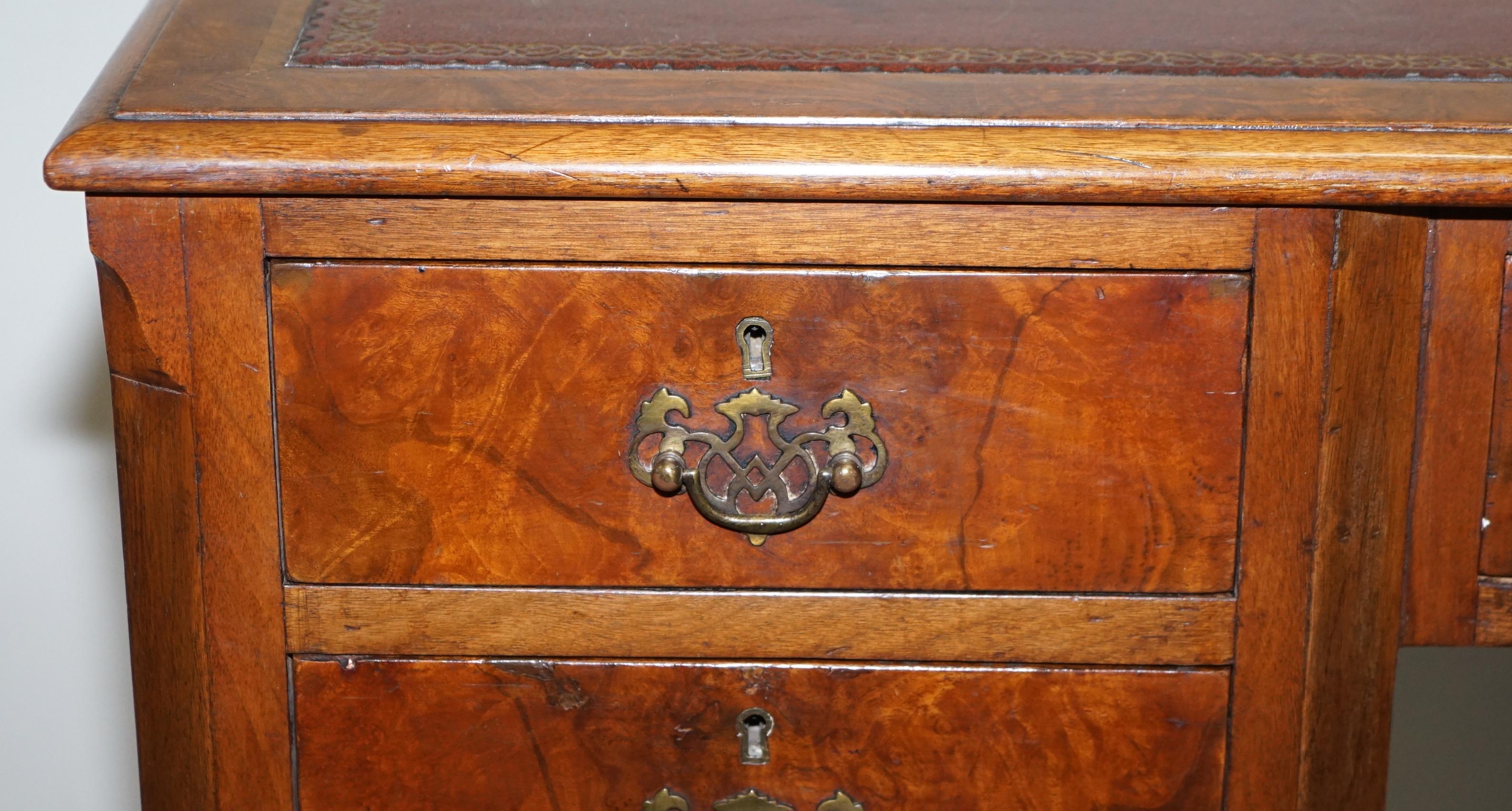 Antiker viktorianischer Wurzelnussholz-Twin-Sockel-partner-Schreibtisch mit brauner Lederplatte im Angebot 5