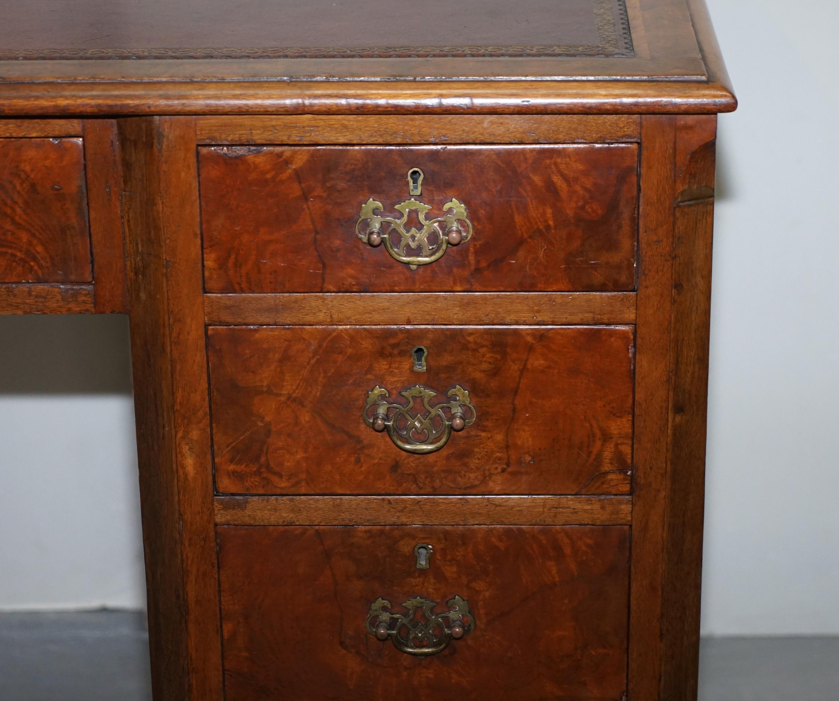 Antiker viktorianischer Wurzelnussholz-Twin-Sockel-partner-Schreibtisch mit brauner Lederplatte im Angebot 7