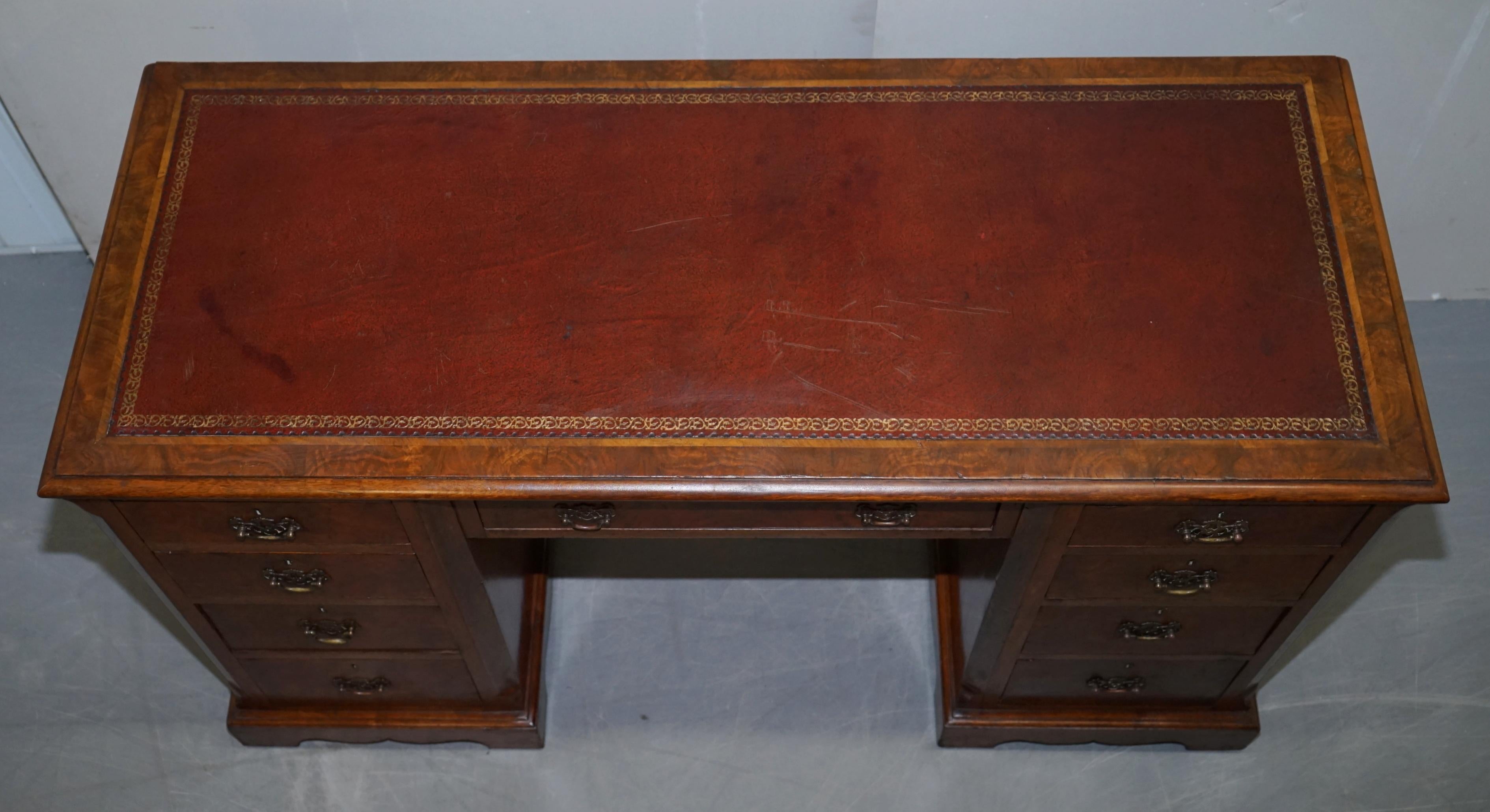 Antiker viktorianischer Wurzelnussholz-Twin-Sockel-partner-Schreibtisch mit brauner Lederplatte (Englisch) im Angebot