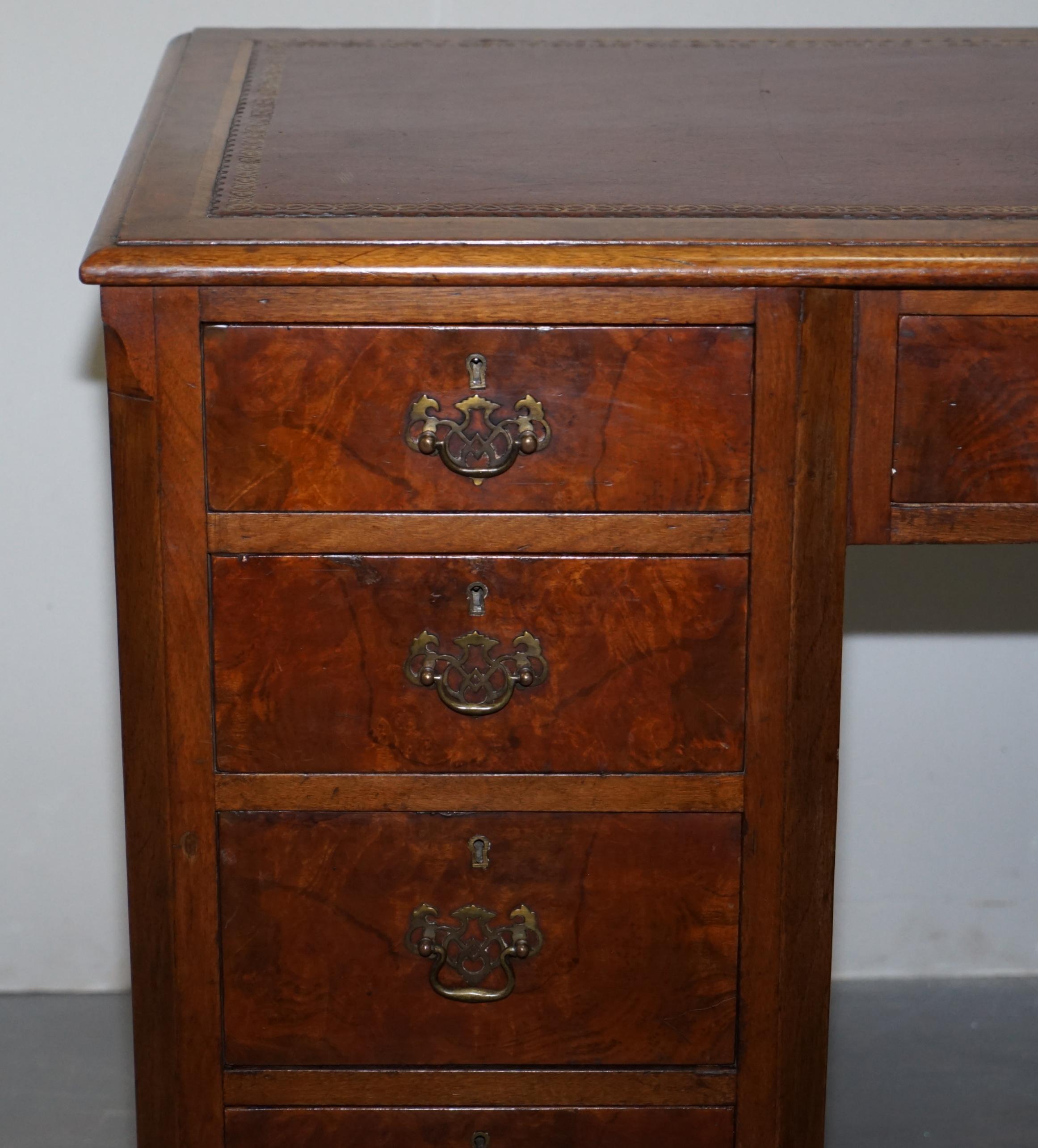 Antiker viktorianischer Wurzelnussholz-Twin-Sockel-partner-Schreibtisch mit brauner Lederplatte im Angebot 3