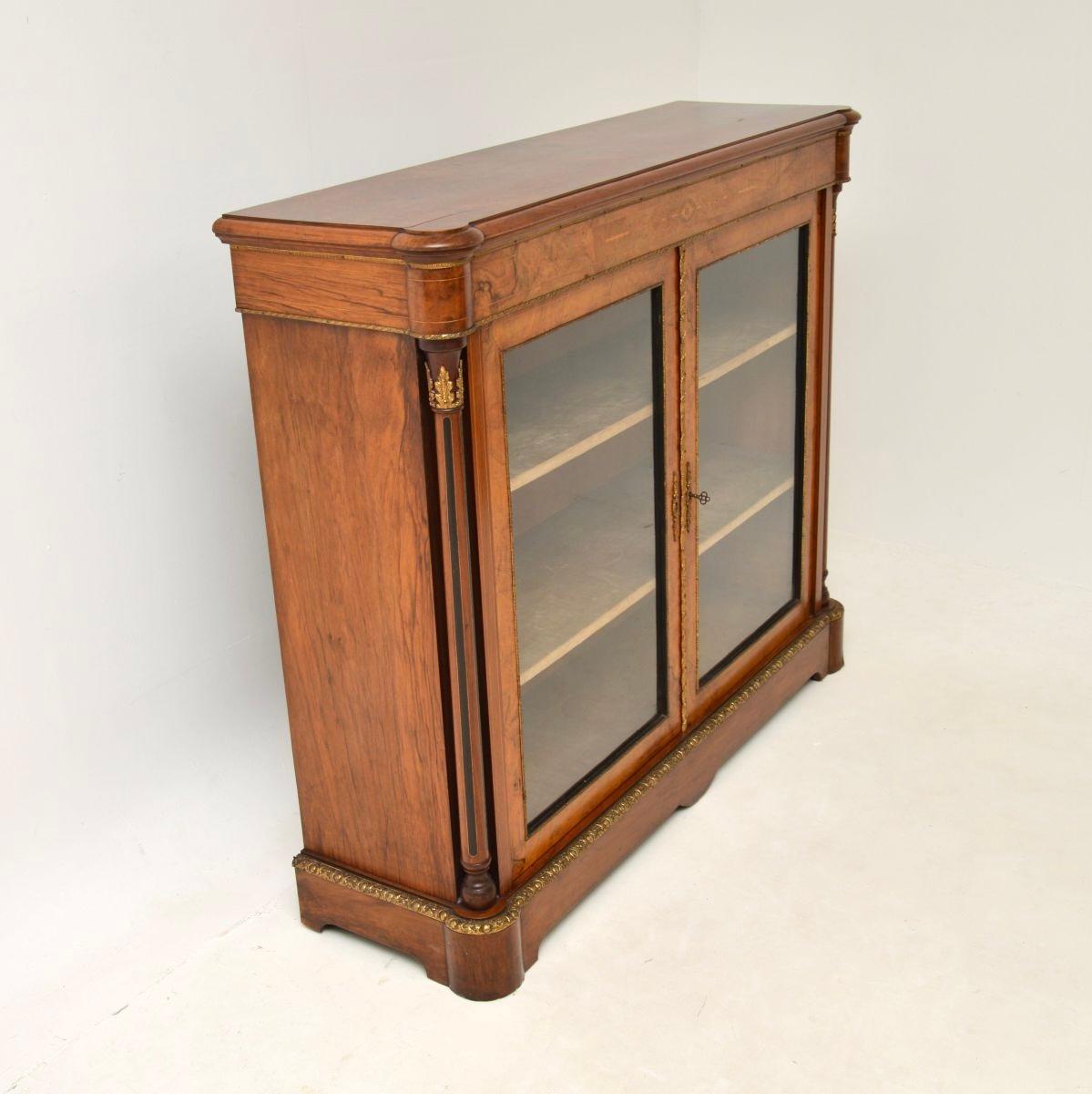 Antike viktorianische Burr Walnuss Twin Pier Kabinett / Bücherregal (Britisch) im Angebot