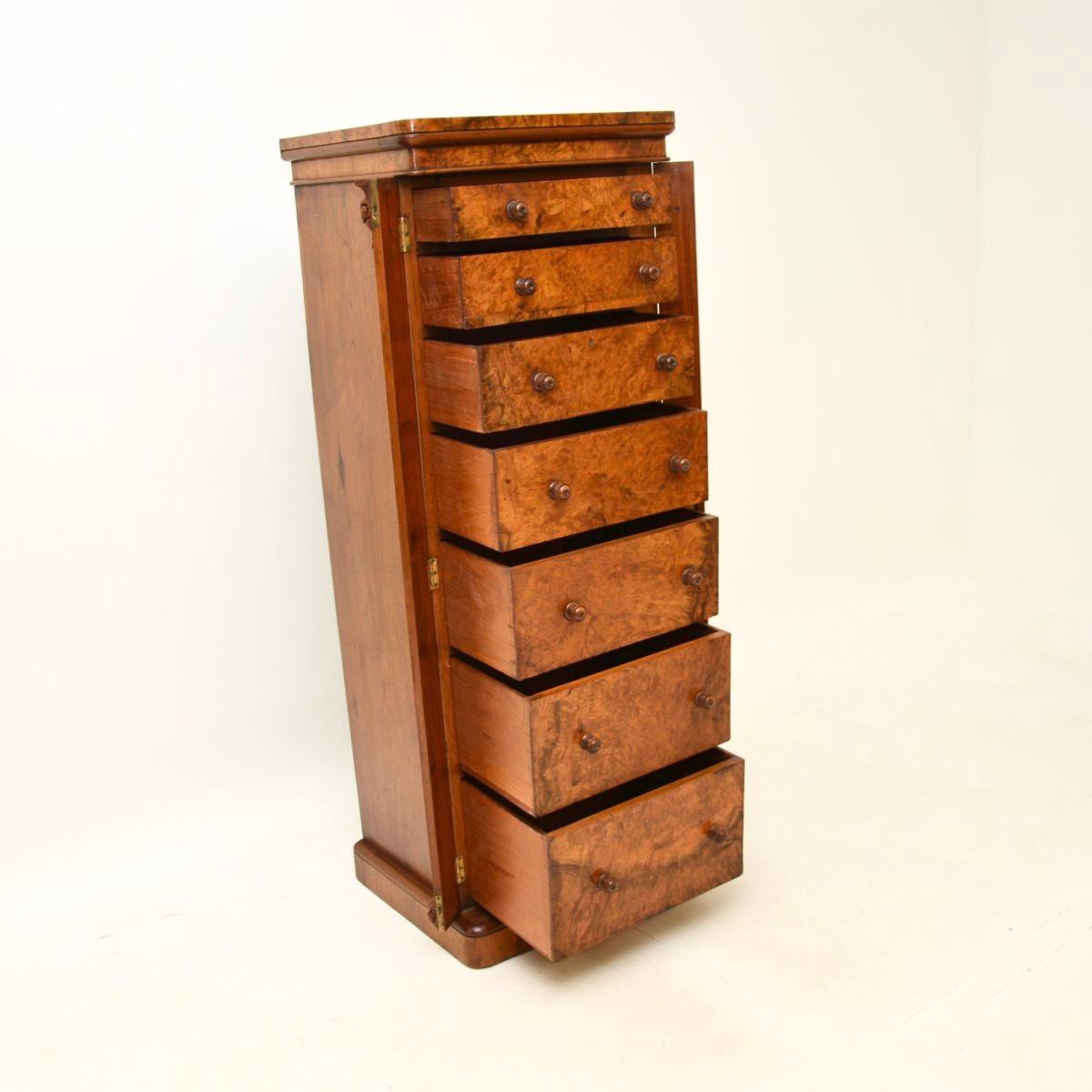 Una superba cassettiera vittoriana in radica di noce Wellington. Questo modello è stato realizzato in Inghilterra e risale agli anni 1850-1870 circa.

È di qualità assolutamente straordinaria ed è molto più grande della maggior parte delle