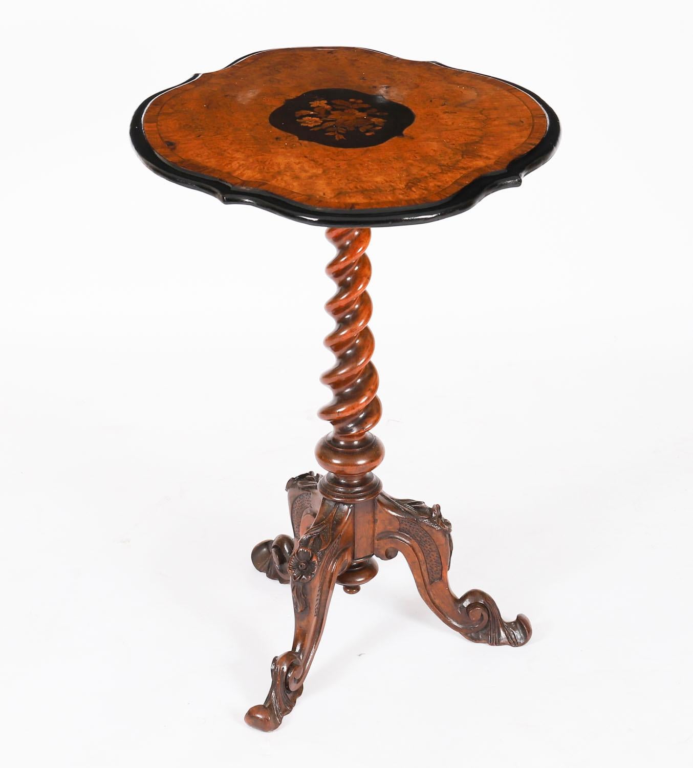 Il s'agit d'une magnifique table d'appoint victorienne ancienne en ronce de noyer, marqueterie et ébonite, datant d'environ 1860.

La tige tournée et spiralée ainsi que la base tripode ont été magistralement travaillées en noyer massif et le plateau