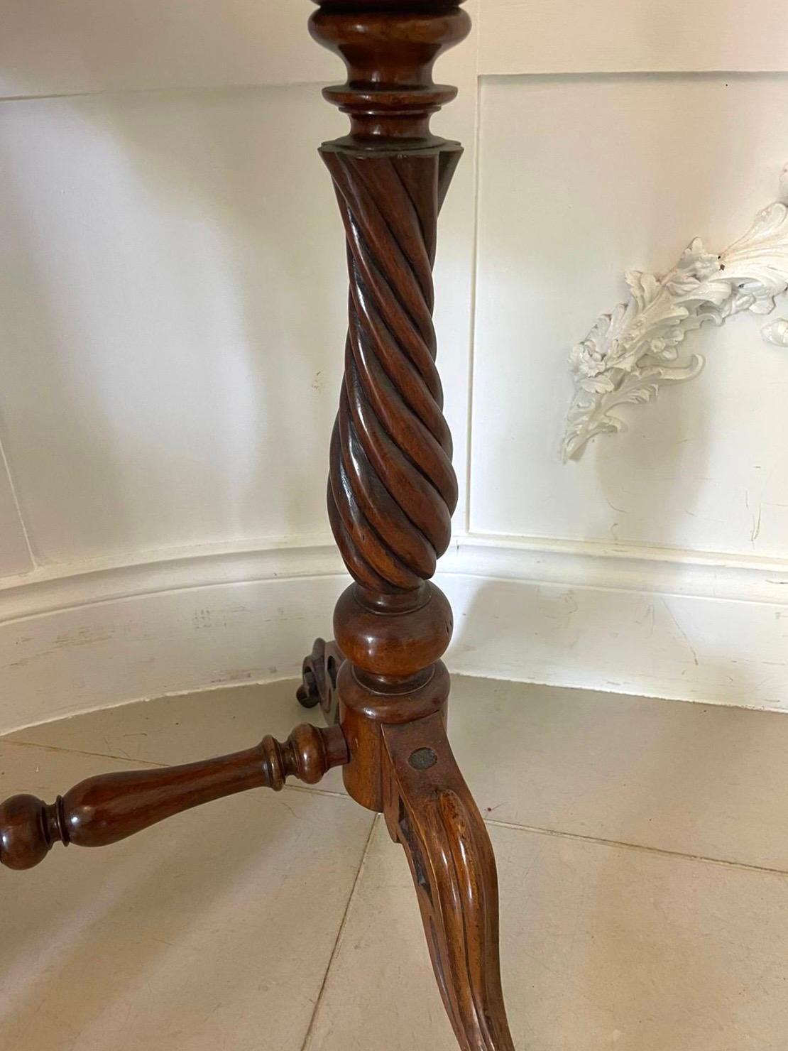 Ancienne table de lampe de travail victorienne en ronce de noyer en vente 3