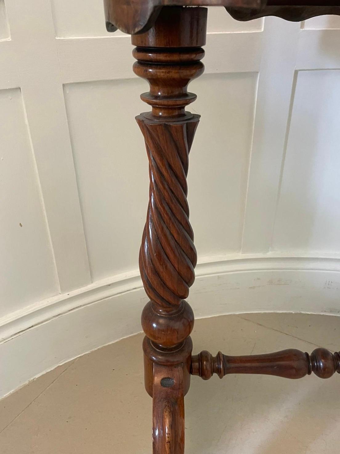 Ancienne table de lampe de travail victorienne en ronce de noyer en vente 4