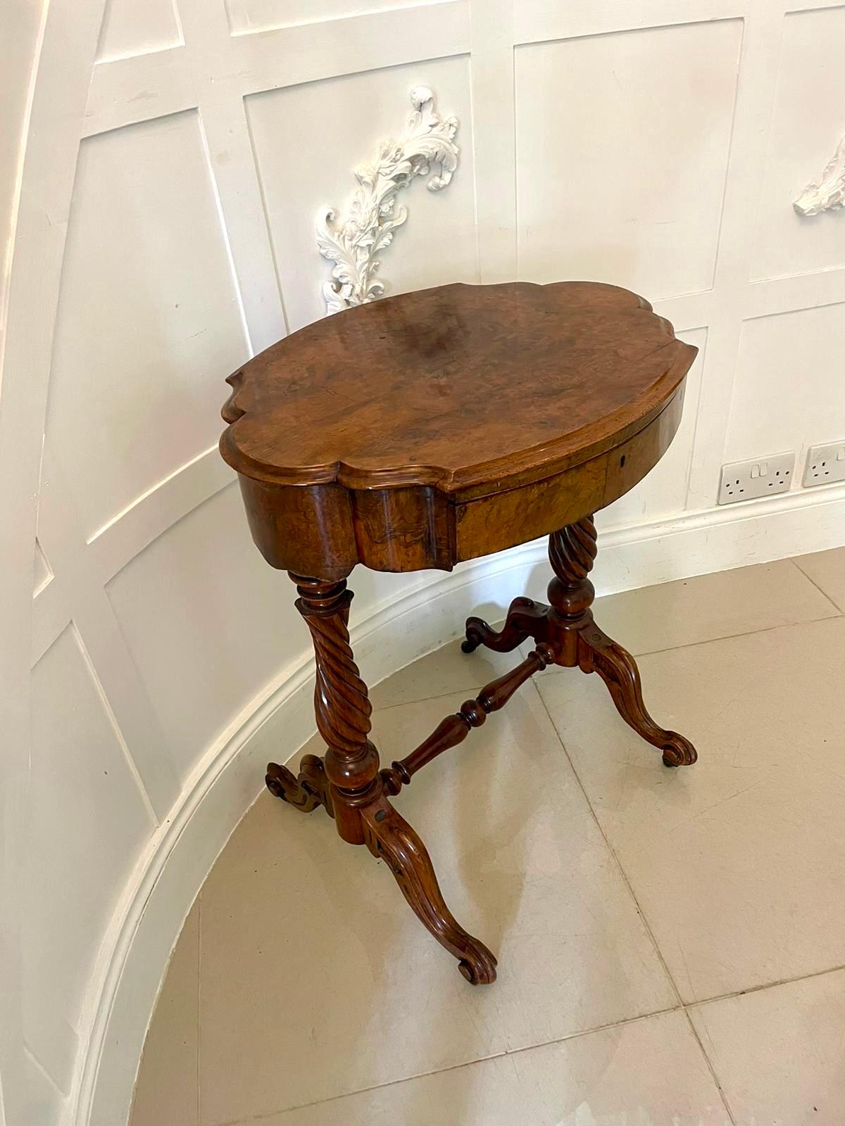 Victorien Ancienne table de lampe de travail victorienne en ronce de noyer en vente