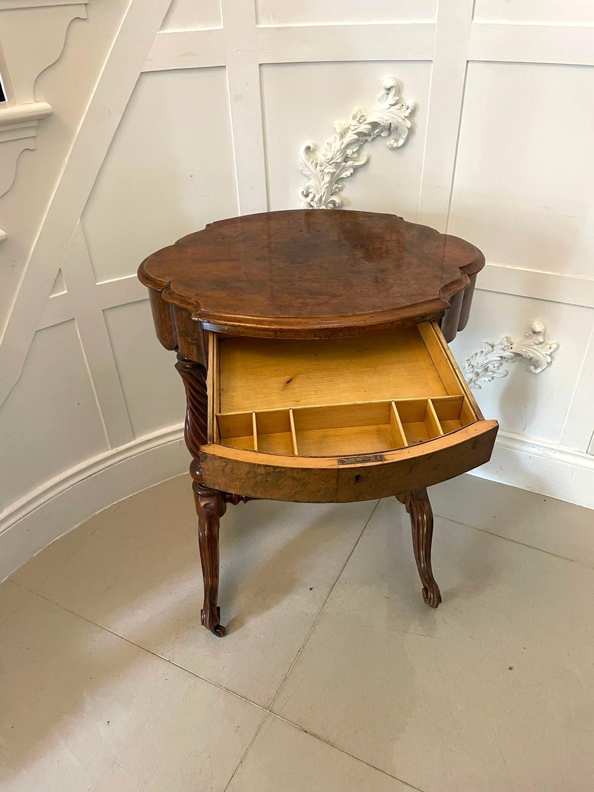 Anglais Ancienne table de lampe de travail victorienne en ronce de noyer en vente