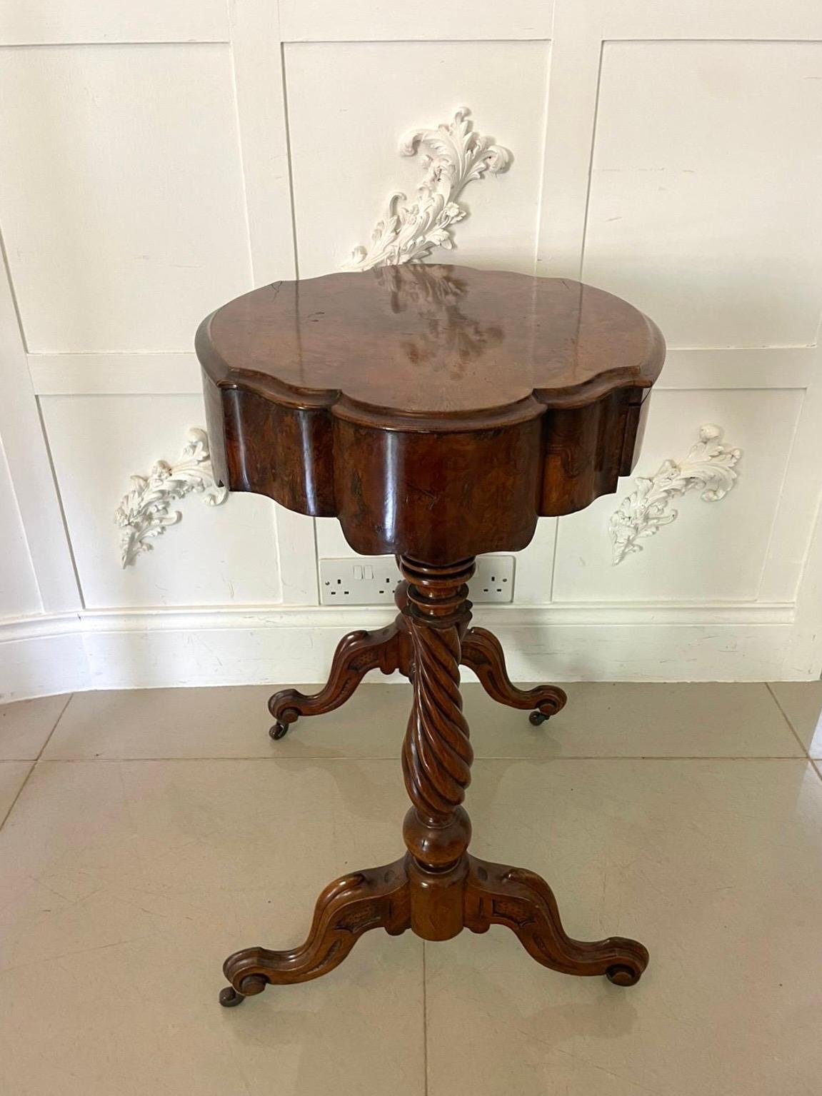 Ancienne table de lampe de travail victorienne en ronce de noyer Bon état - En vente à Suffolk, GB