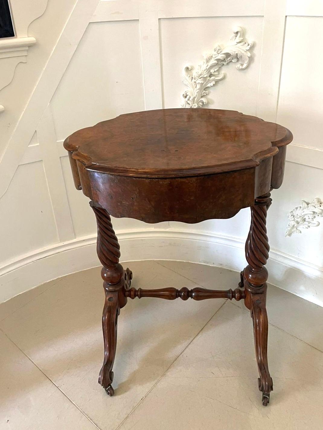XIXe siècle Ancienne table de lampe de travail victorienne en ronce de noyer en vente