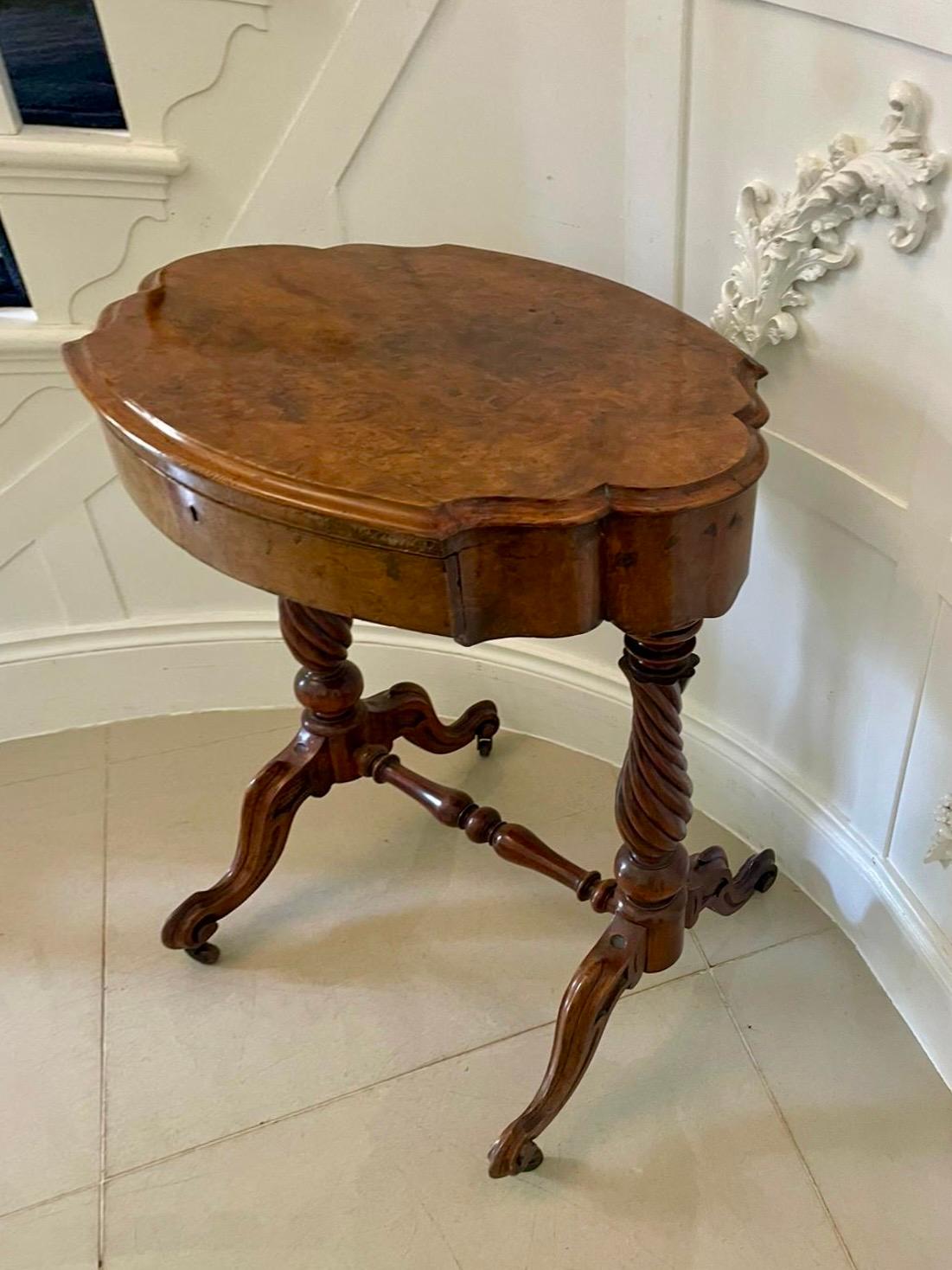 Noyer Ancienne table de lampe de travail victorienne en ronce de noyer en vente