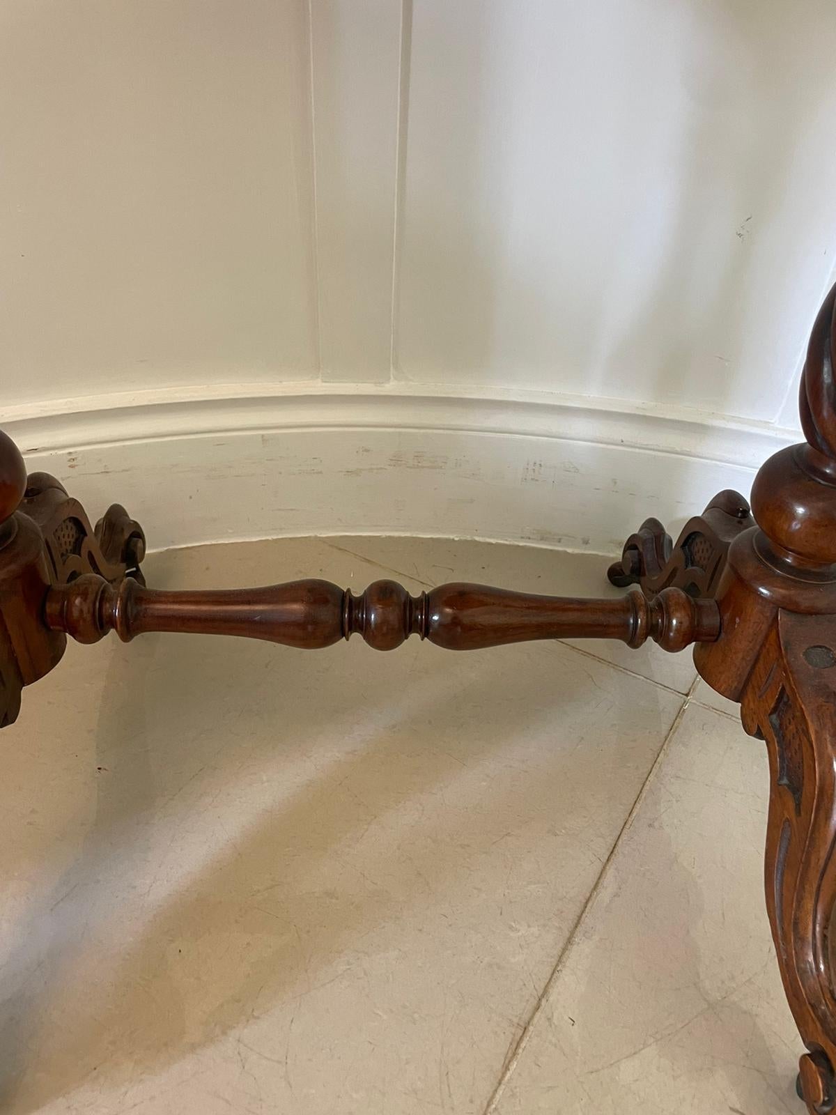 Ancienne table de lampe de travail victorienne en ronce de noyer en vente 1