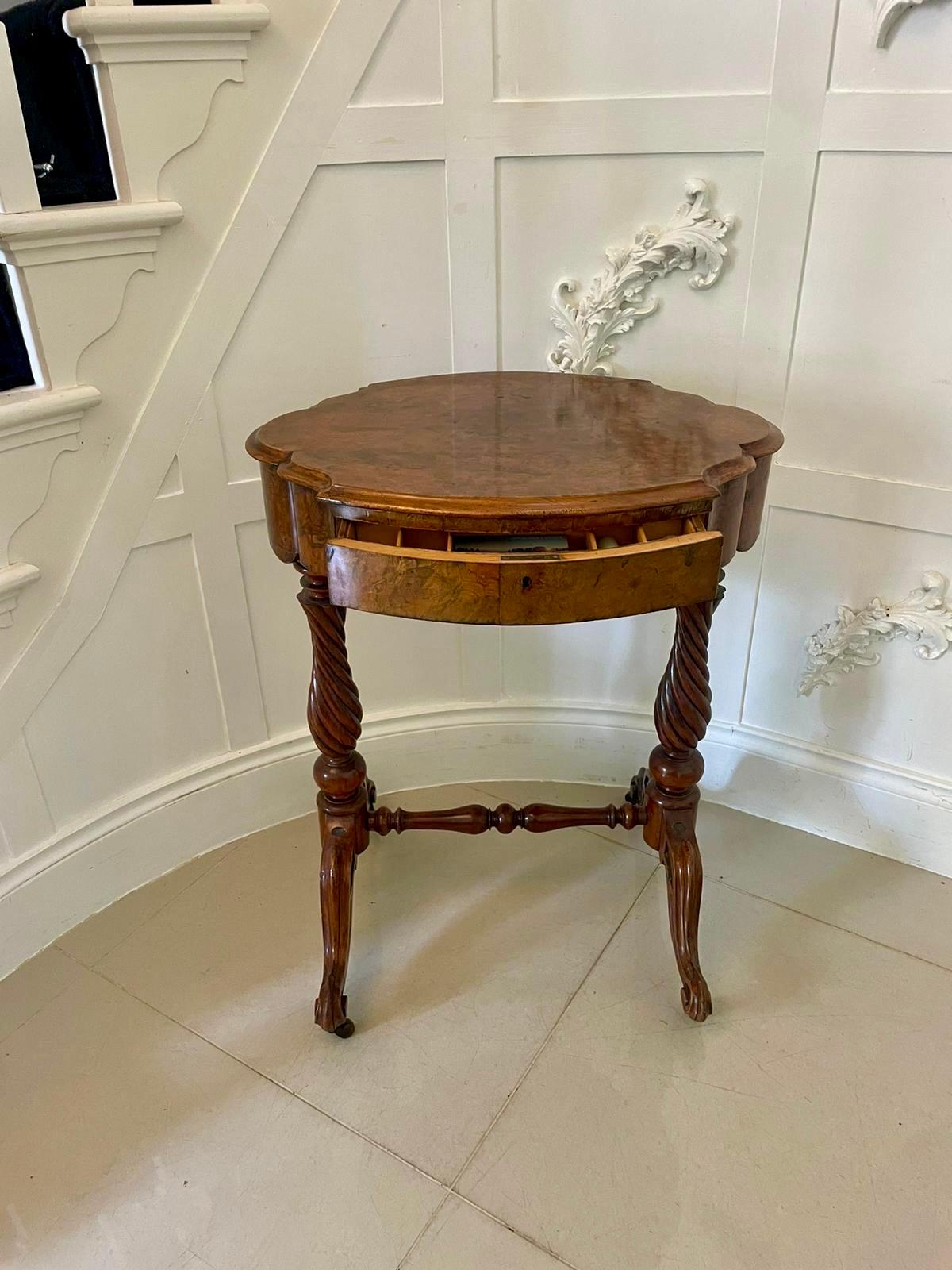 Ancienne table de lampe de travail victorienne en ronce de noyer en vente 2