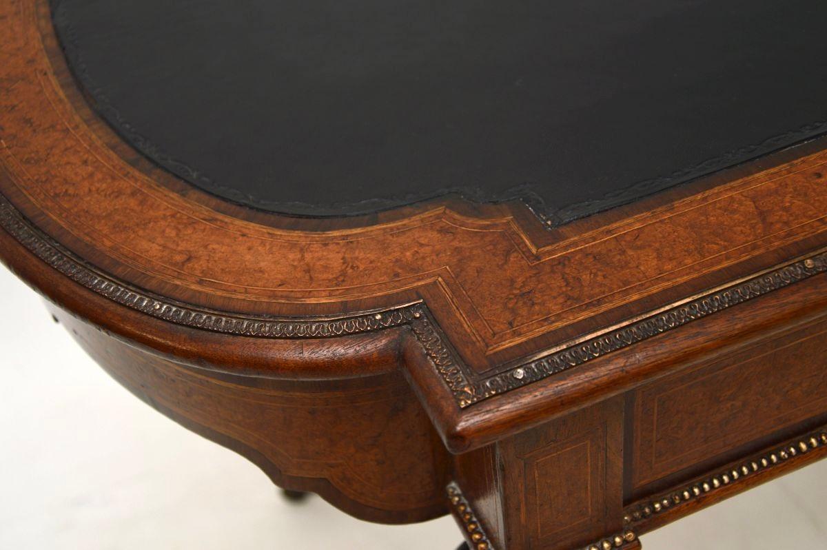 Antiguo escritorio victoriano de nogal con rebabas en venta 3