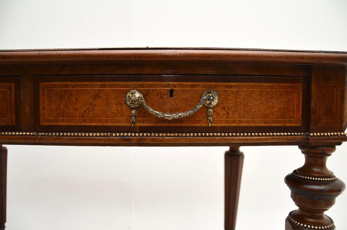 Antiguo escritorio victoriano de nogal con rebabas en venta 5