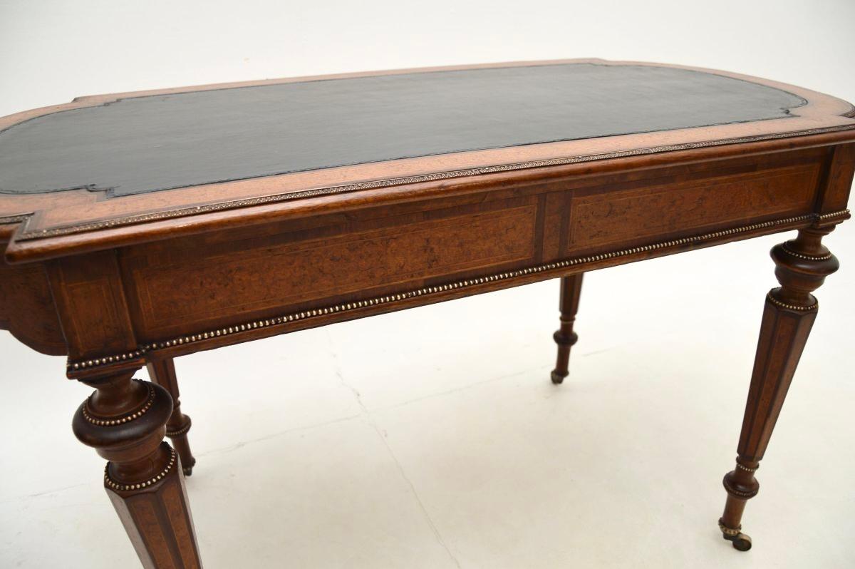 Antiguo escritorio victoriano de nogal con rebabas en venta 6