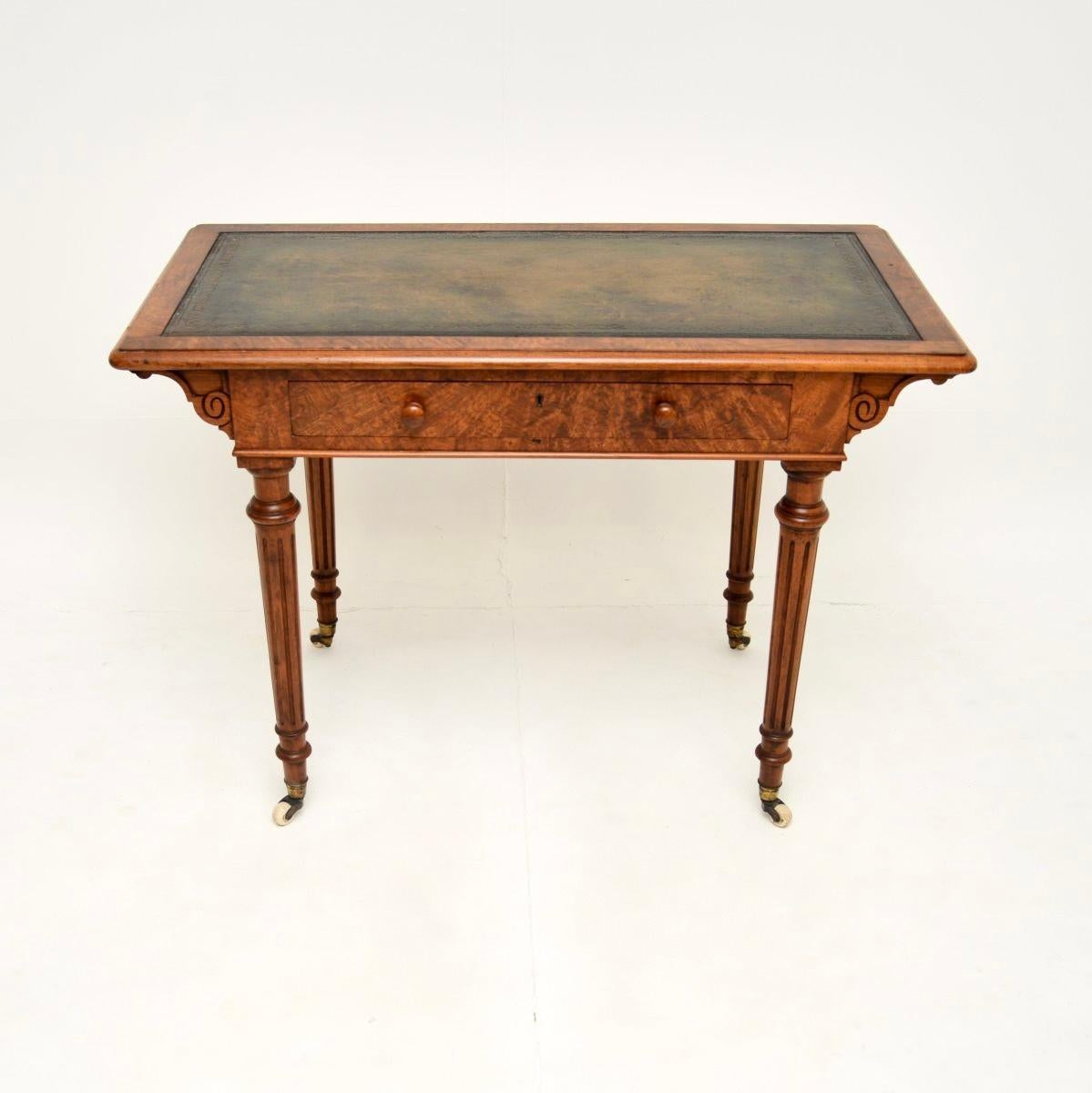 Superbe table à écrire / bureau en ronce de noyer de l'époque victorienne. Fabriqué en Angleterre, il date de la période 1840-1850.

La qualité est exceptionnelle, il s'agit d'une table à écrire de l'époque aussi fine que possible. Ce meuble