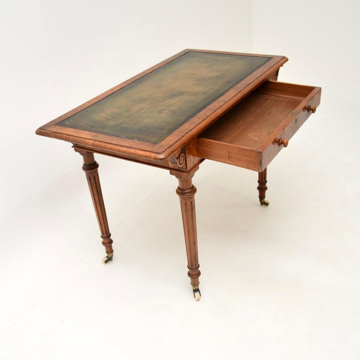 Début de l'époque victorienne Ancien bureau victorien en ronce de noyer en vente