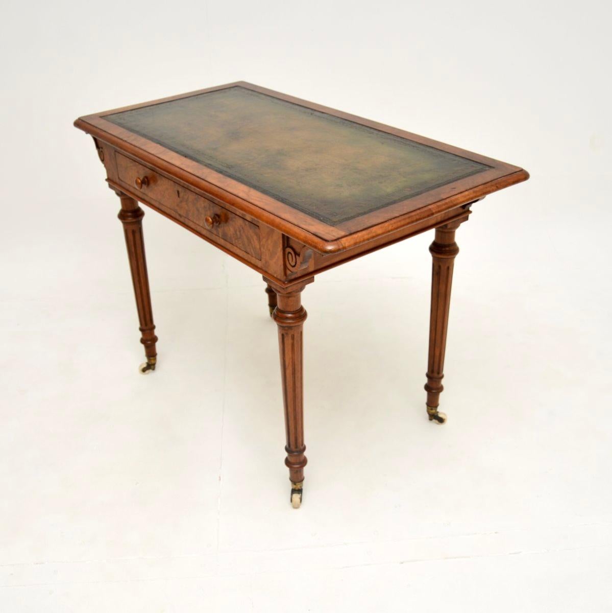 Britannique Ancien bureau victorien en ronce de noyer en vente