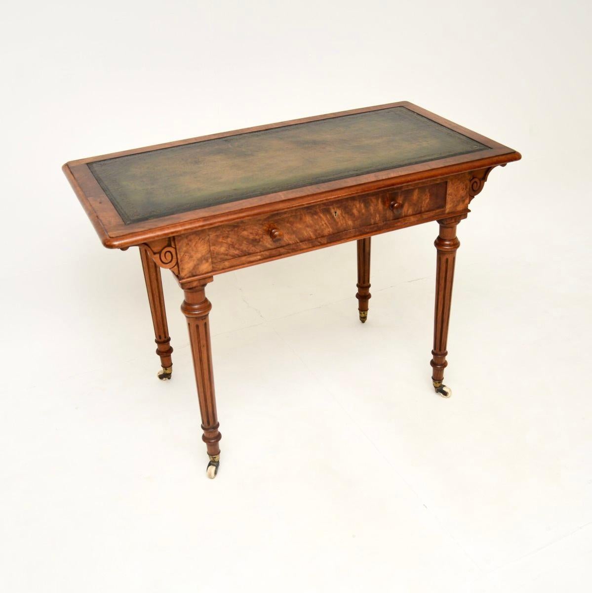 Ancien bureau victorien en ronce de noyer Bon état - En vente à London, GB