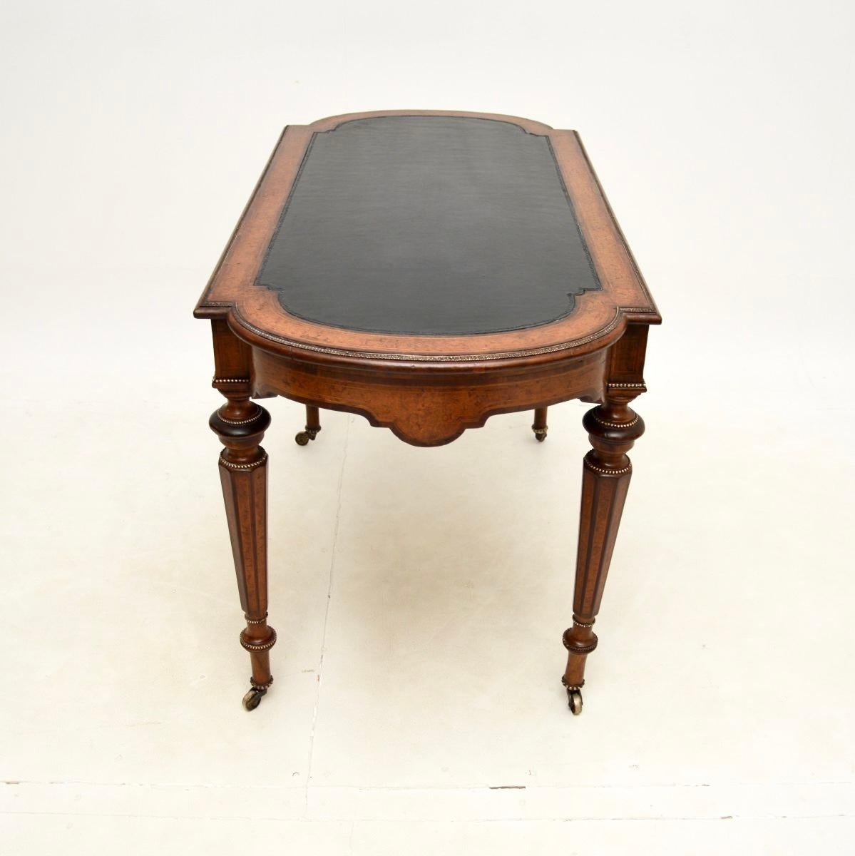 Antiguo escritorio victoriano de nogal con rebabas en Bueno estado para la venta en London, GB