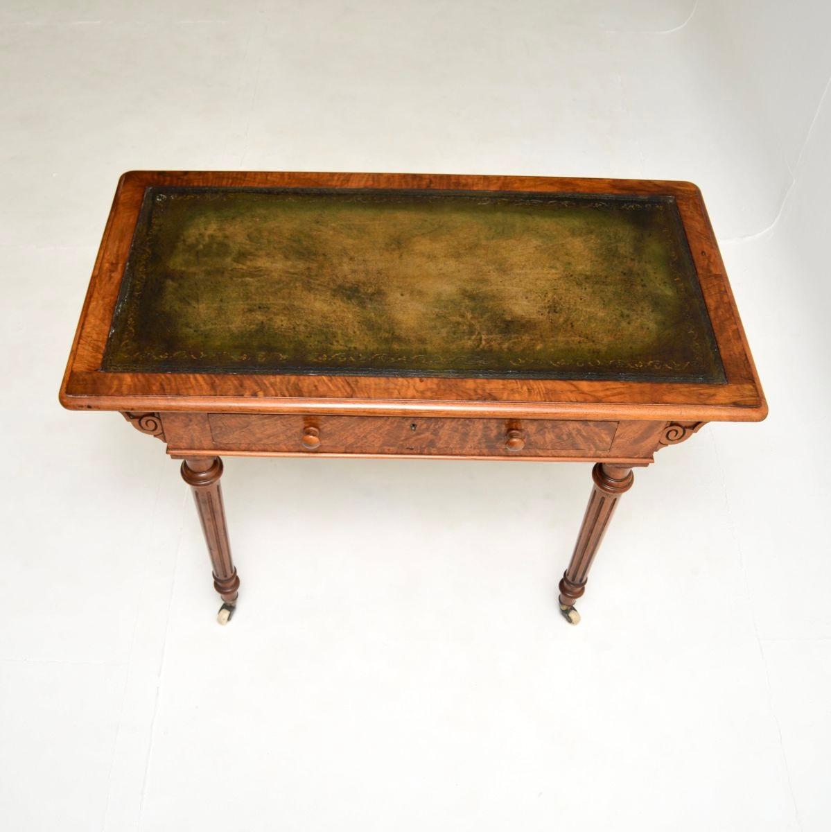 Milieu du XIXe siècle Ancien bureau victorien en ronce de noyer en vente