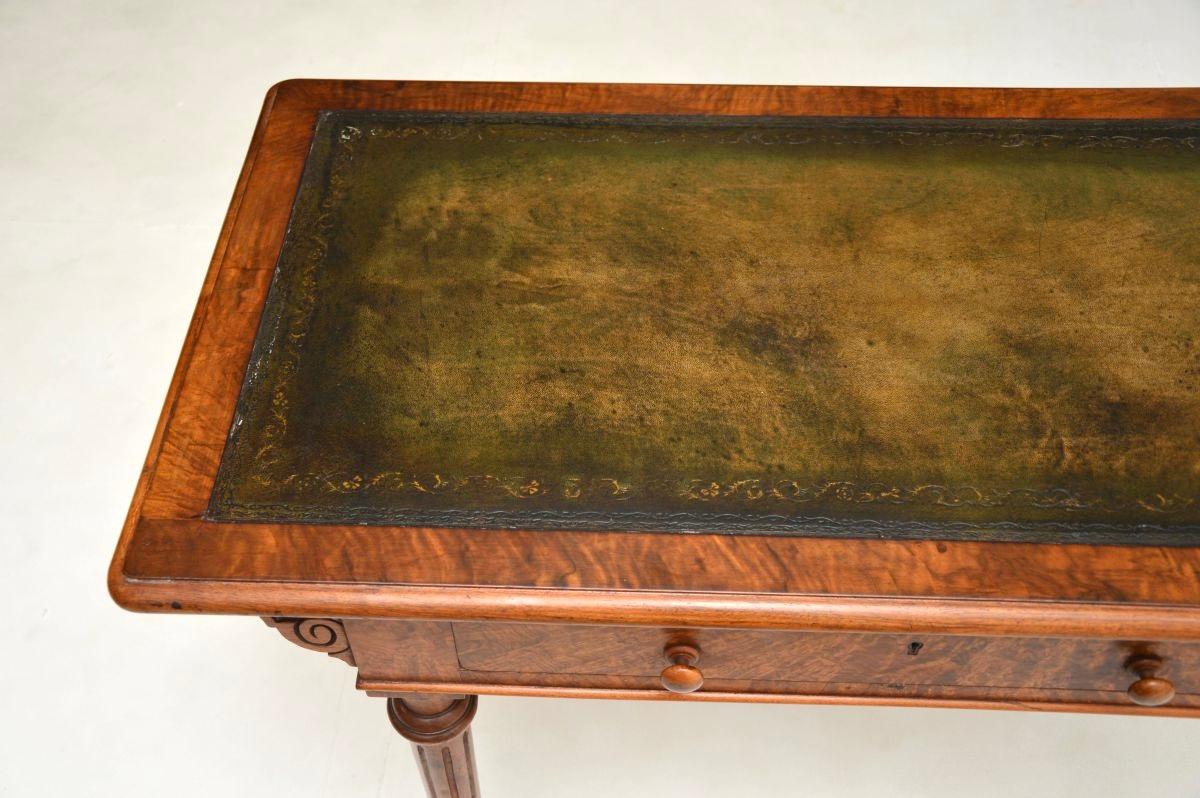 Cuir Ancien bureau victorien en ronce de noyer en vente