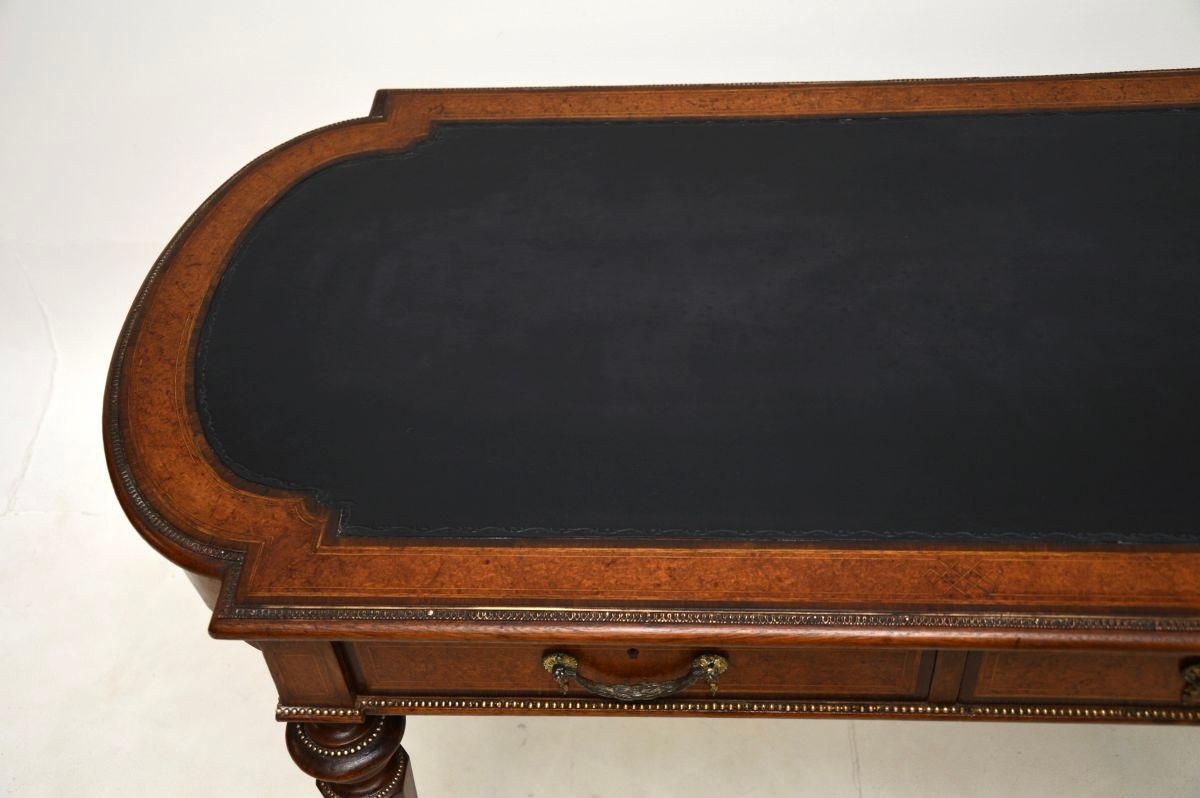 Antiguo escritorio victoriano de nogal con rebabas Cuero en venta